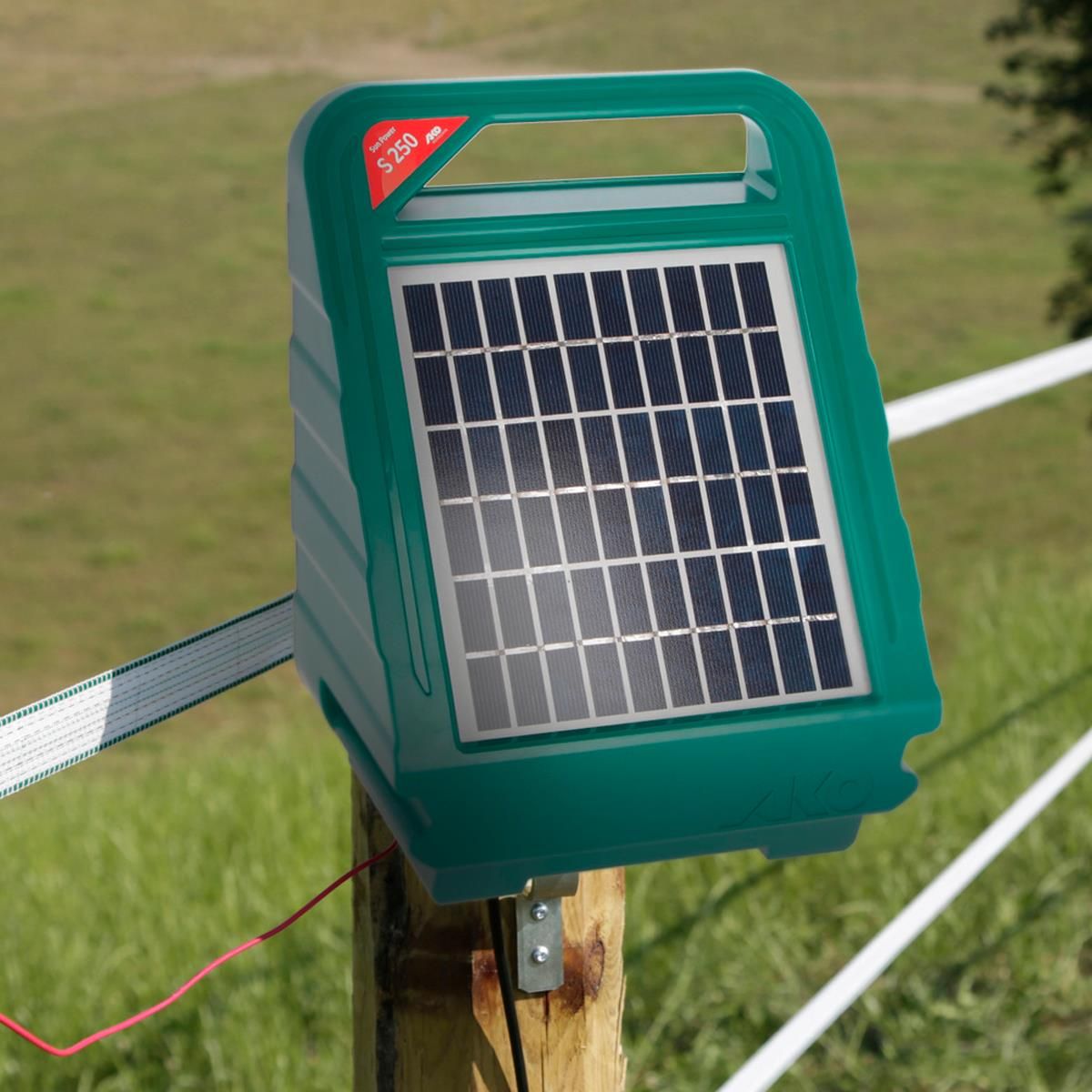AKO Sun Power S 250 generator impulsuri gard electric solar 3 Watt, 0,40 Joule, în utilizare, pe pășune