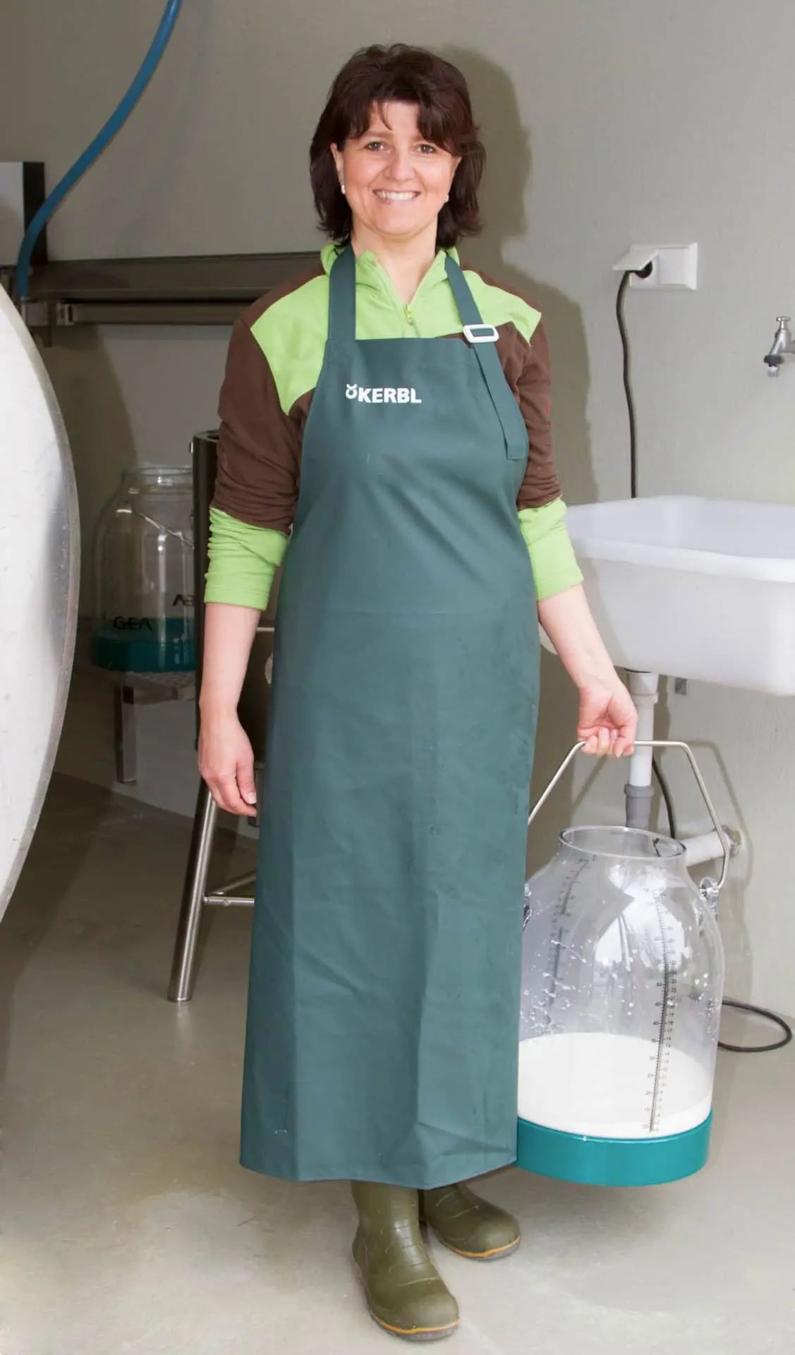 Kerbl Tablier de traite Premium imperméable et résistant, en utilisation