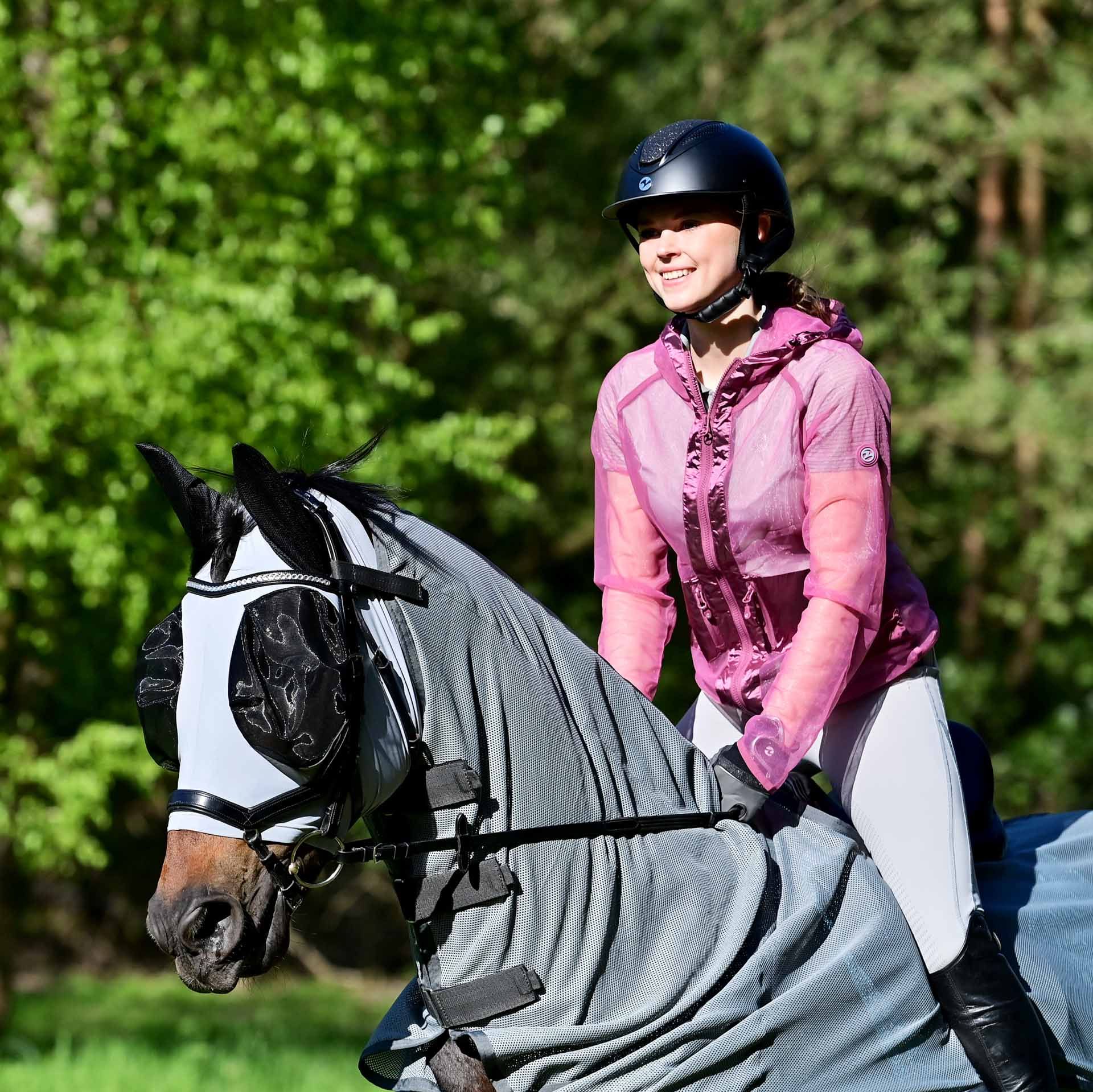Veste BUSSE FLY, protection anti-insectes légère pour cavalières, en utilisation