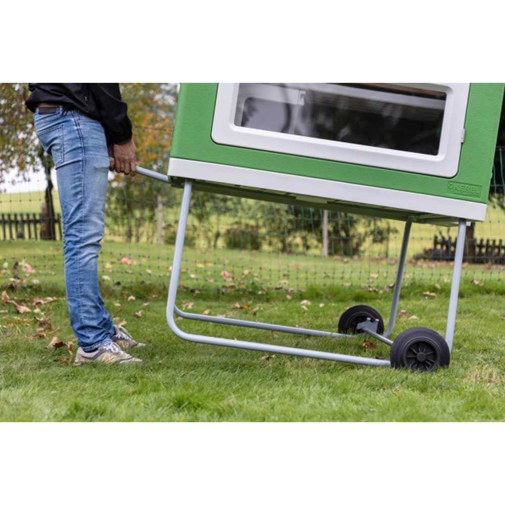 Kerbl mobiler Hühnerstall MobileCoop Kunststoff mit Legenest und Rädern, im Einsatz, Rad