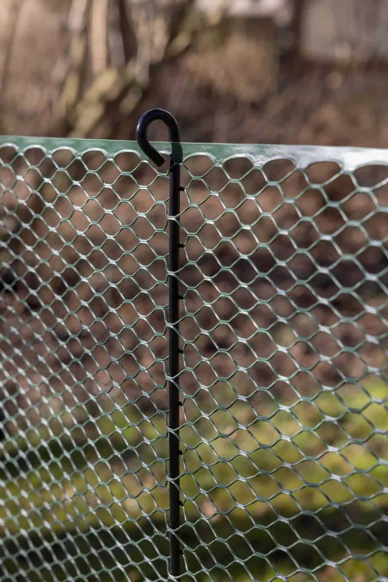 Kerbl Geflügelnetz MultiFence 90 cm x 12 m, mobiler Zaun mit Erdankern, Detailansicht, Pfahl