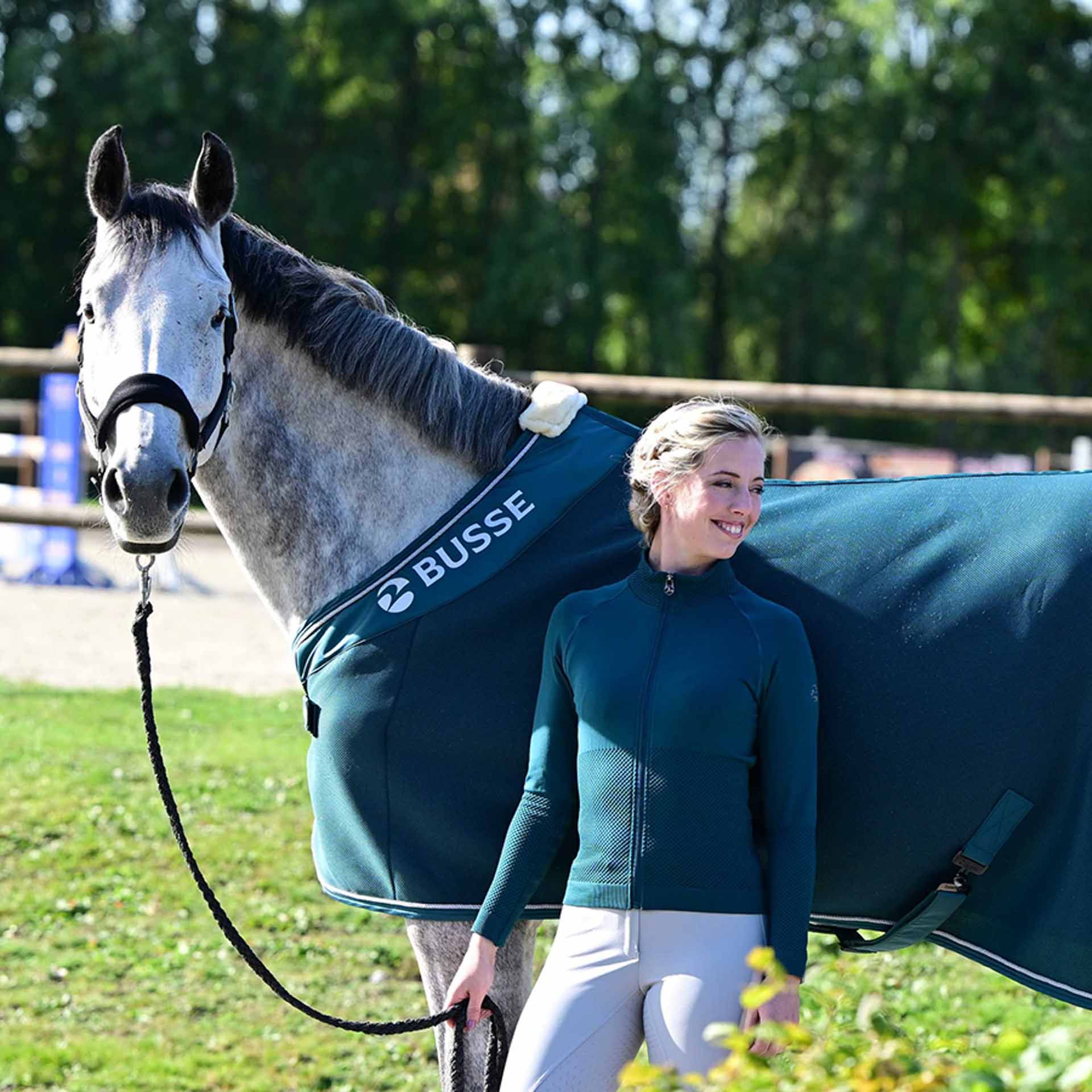 BUSSE tränings­jacka PRIA Midlayer, figurnära för dam, i användning