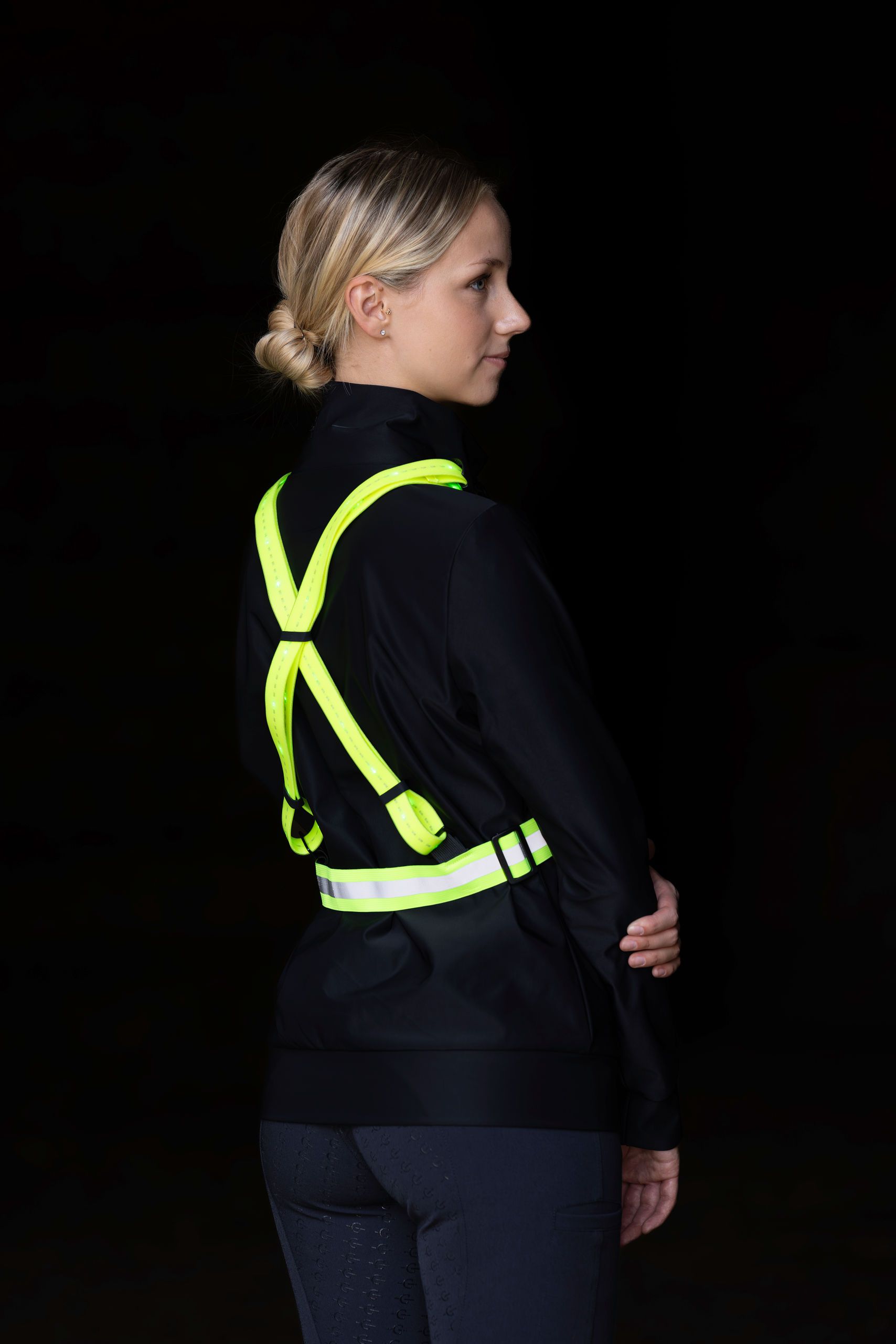 hochsichtbar, Sicherheitsweste, reflektierende Träger, Rucksackgurt, schwarze Jacke