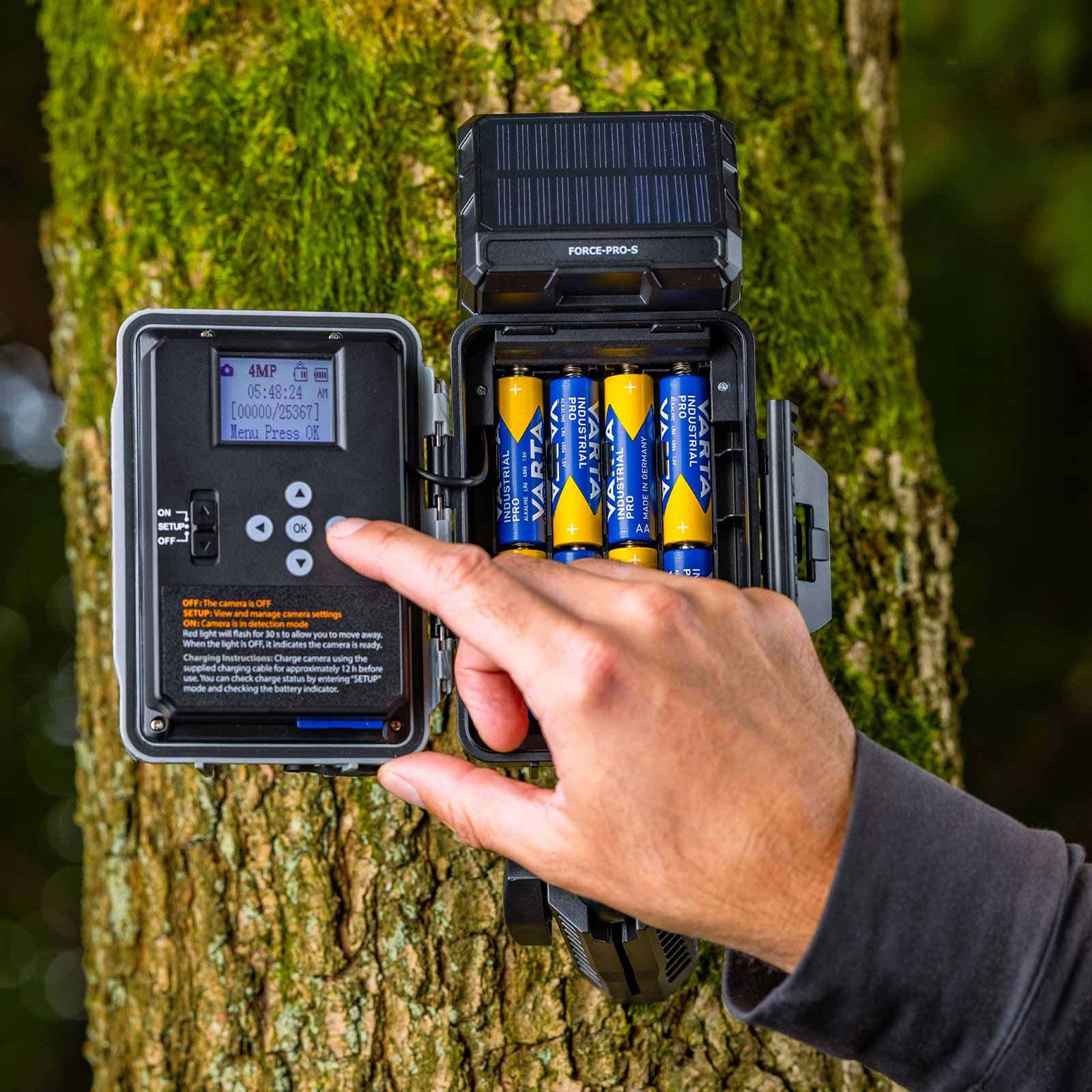 Spypoint Wildkamera FORCE-PRO-S Solar, 30 MP, 4K-Video, Bedienelemente, in der Hand