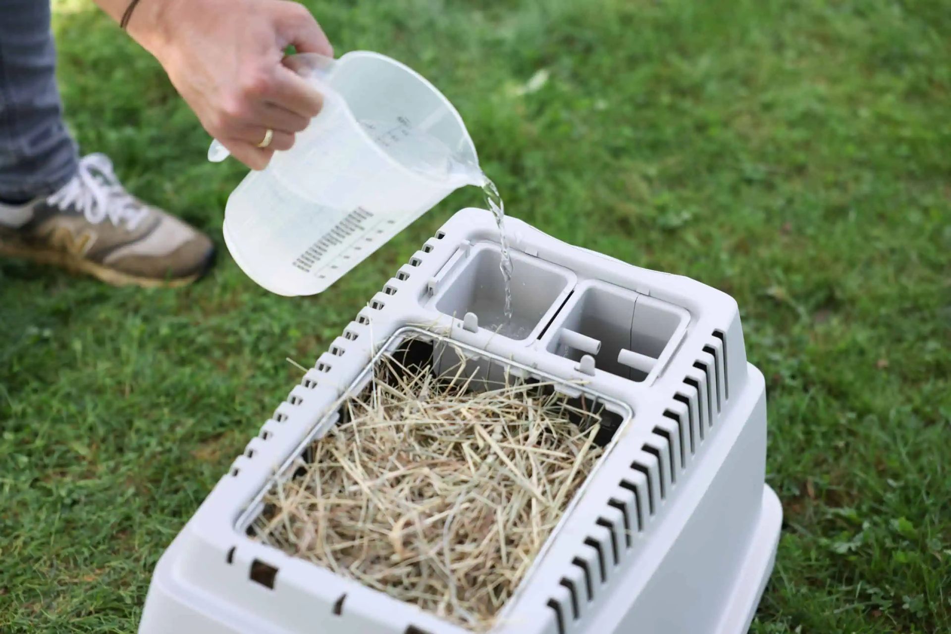 Kerbl Kaninchenbau Bunny Base Komplettset mit Trink- und Fressvorrichtung, im Einsatz, in der Hand