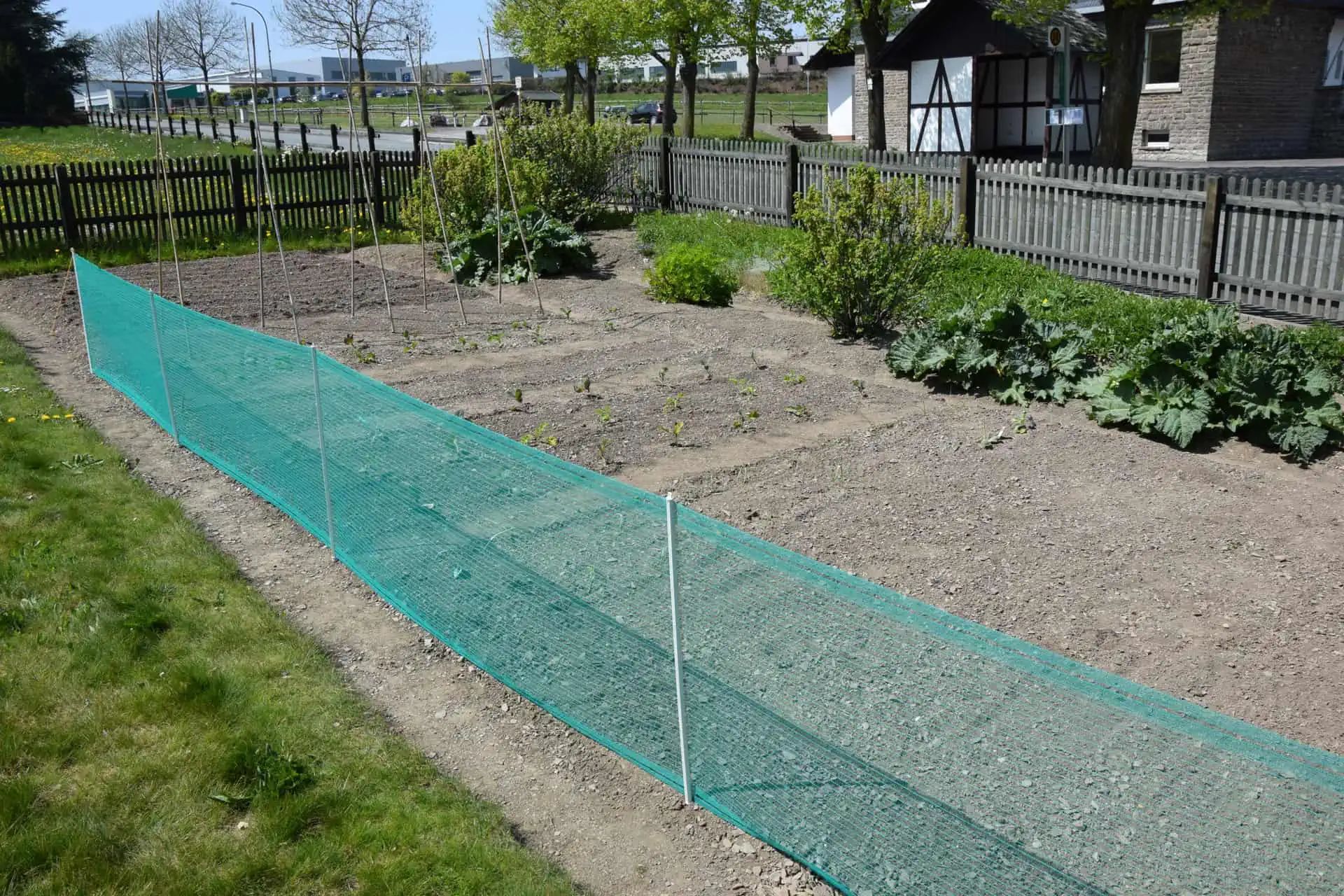 Kerbl Rete perimetrale universale verde 80 cm x 20 m, in uso