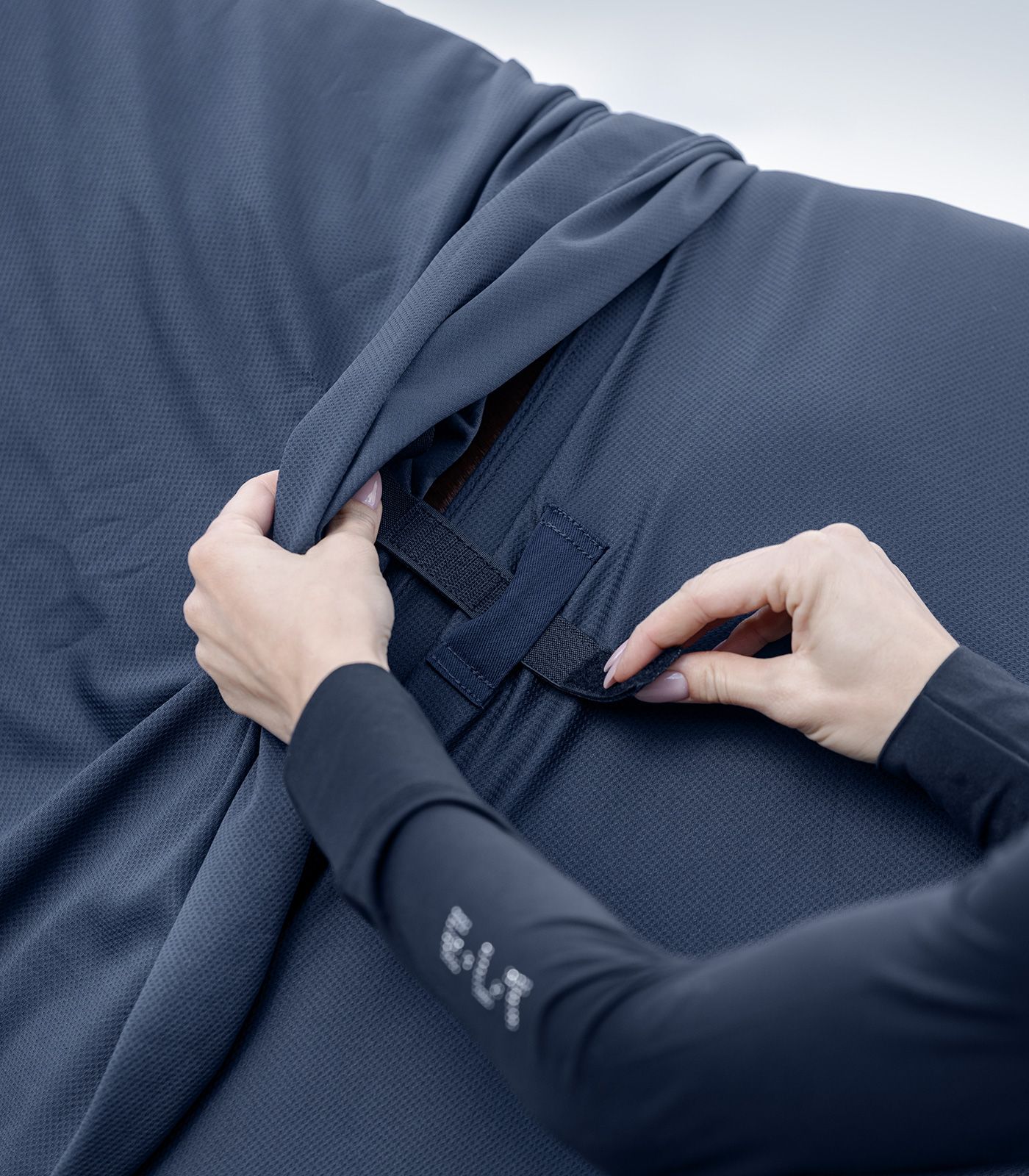 Waldhausen W-Health + Care Couvre-cou Ice Layer, rafraîchissant, bleu nuit, détail, fermeture