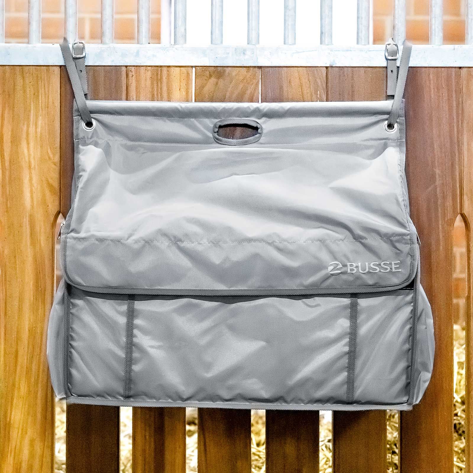 BUSSE Stallväska RIO för hästtillbehör, 68x20x60 cm, i användning, i stallet