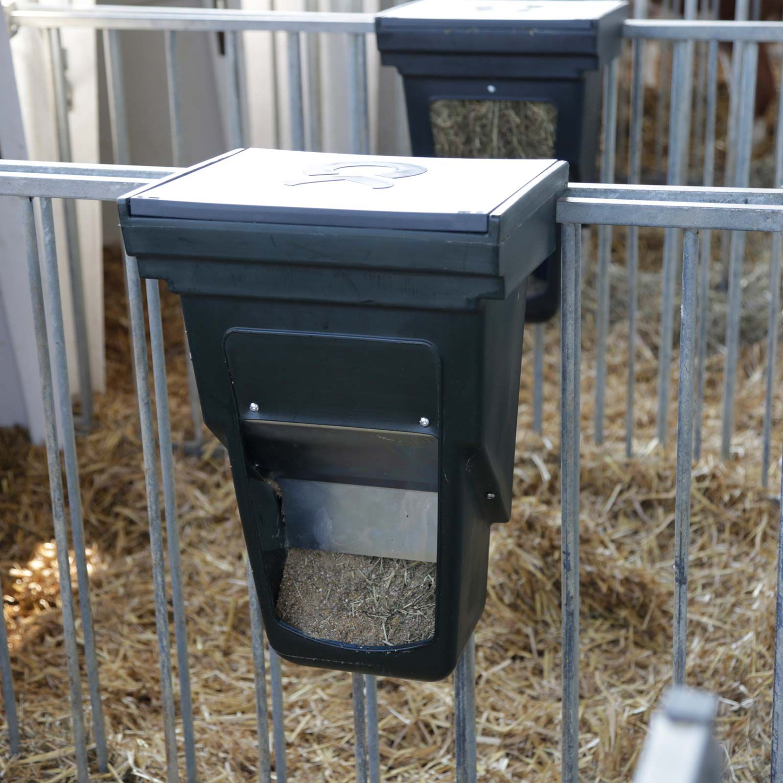 Kerbl Etetőbox Kicsi Borjúház-Kerítéshez, Széna és Abrak Etetéshez, Abraketető box 13,0 liter