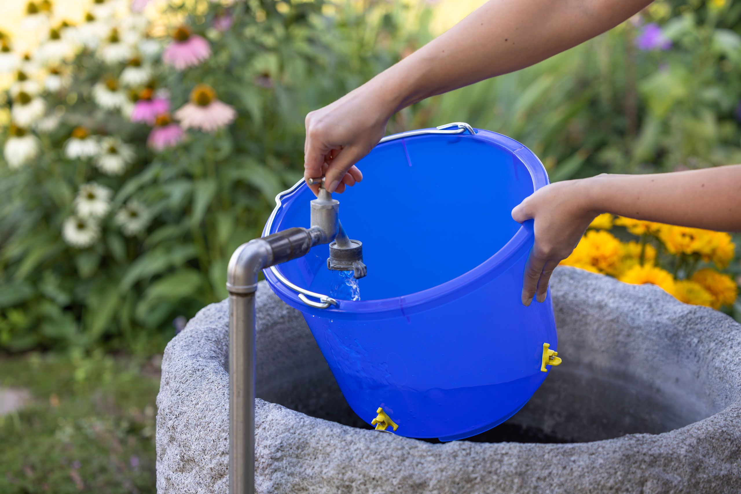 blauer Eimer, Wasser-Eimer, Garten-Eimer, Außenbereich-Eimer, Ventil Hahn