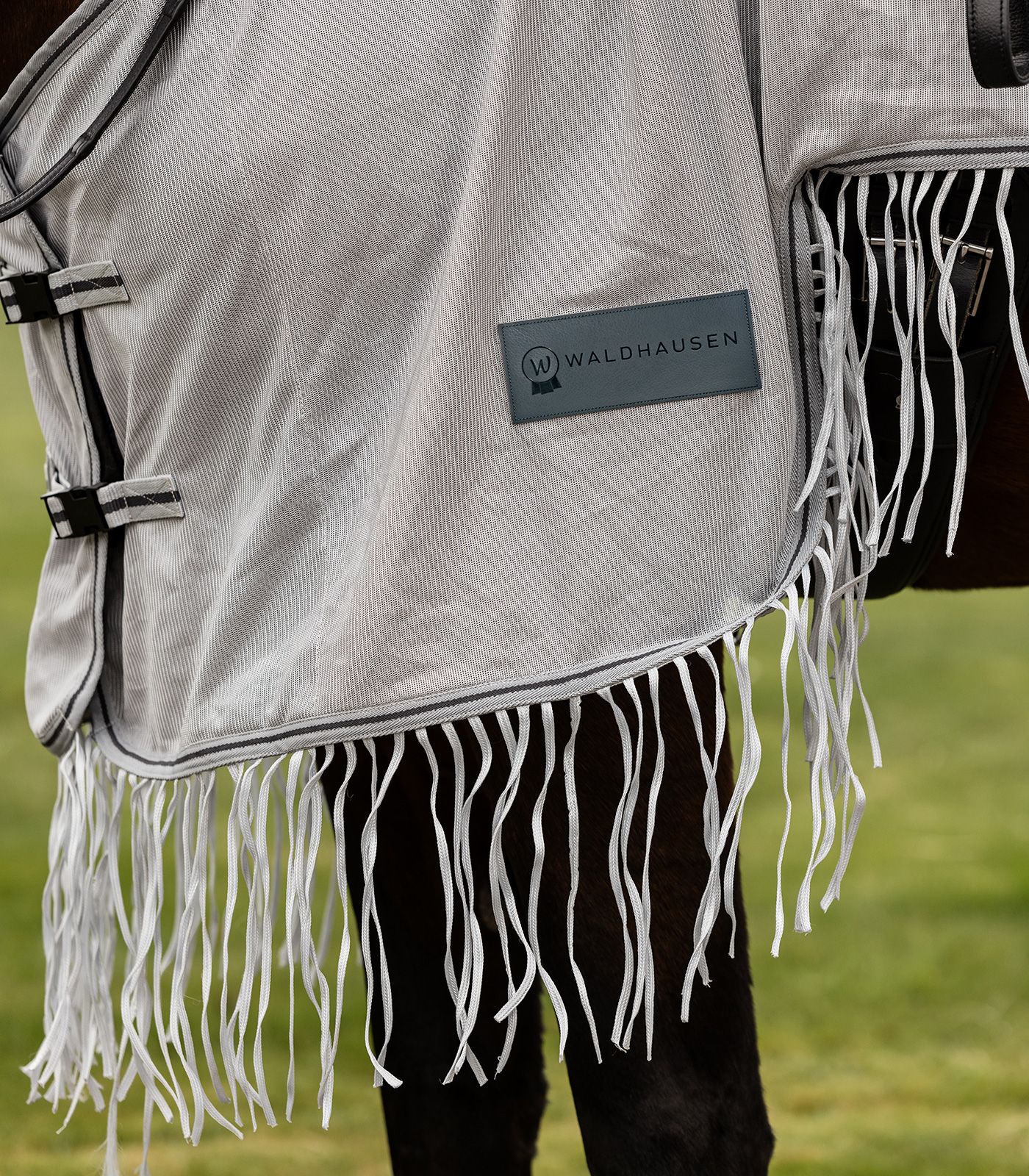 Waldhausen PROTECT Fliegenausreitdecke mit Fransen, silbergrau/grau, Detailansicht, Logo