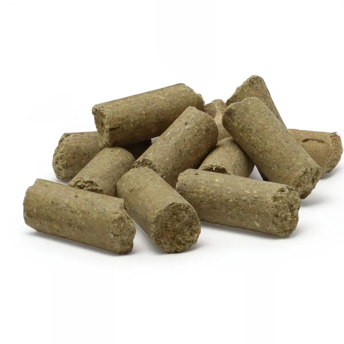 Hög med cylindriska gröngrå foderpellets
