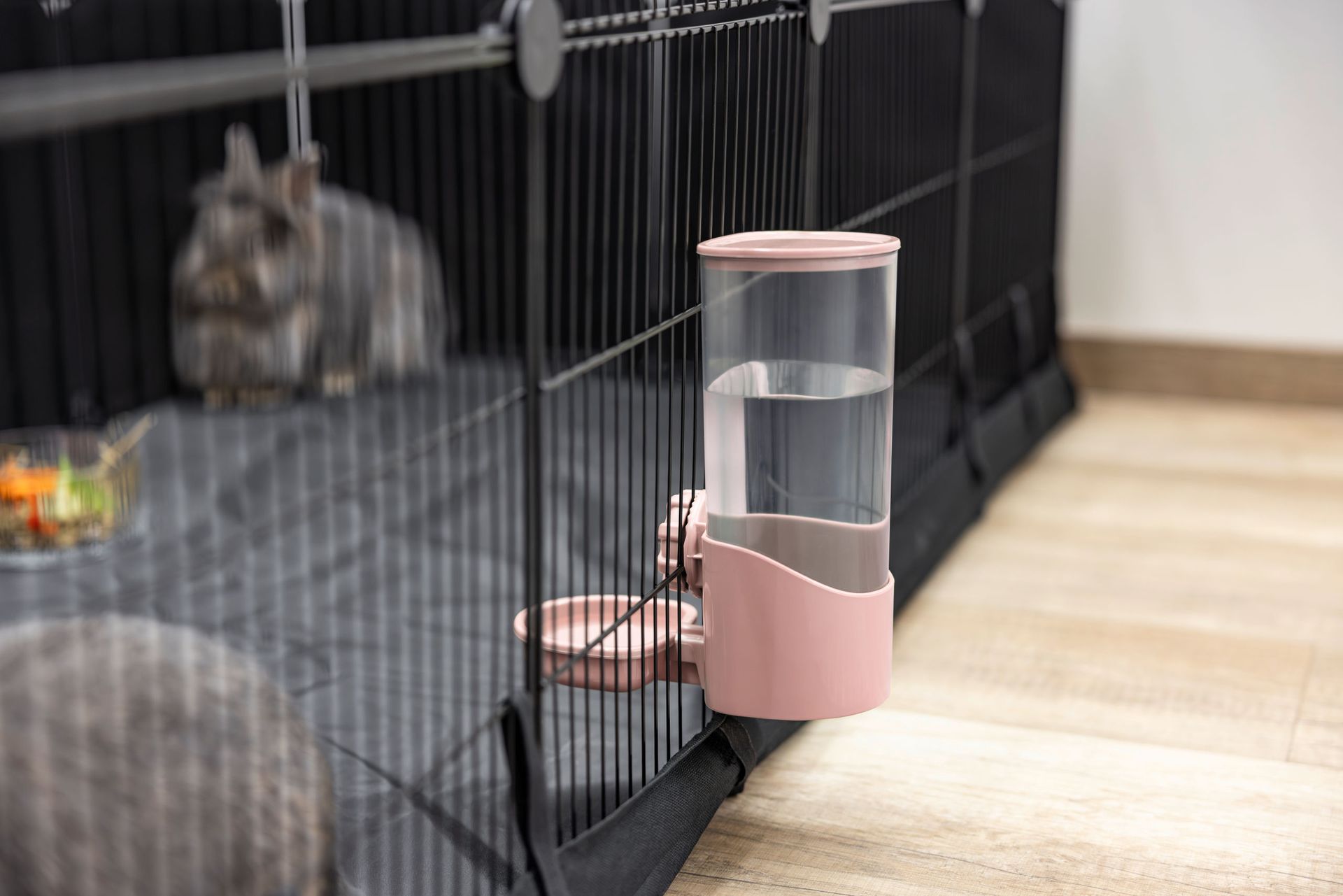 Kerbl nyúl itató kisállatoknak 850 ml, rácsra szerelhető, használat közben