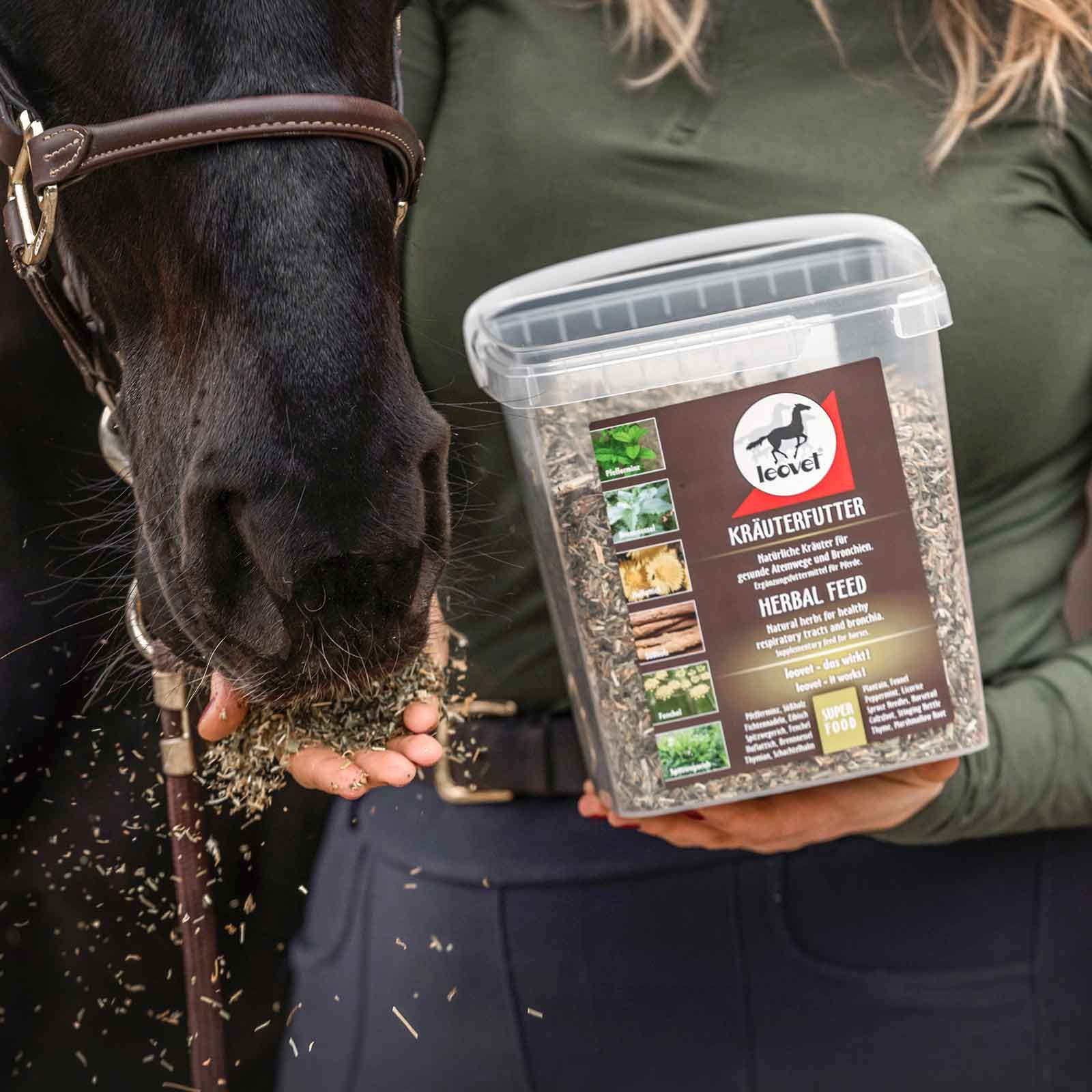 leovet Herbal Feed Supplement for Horses with 9 Long-Tested Herbs, 800 g, in use