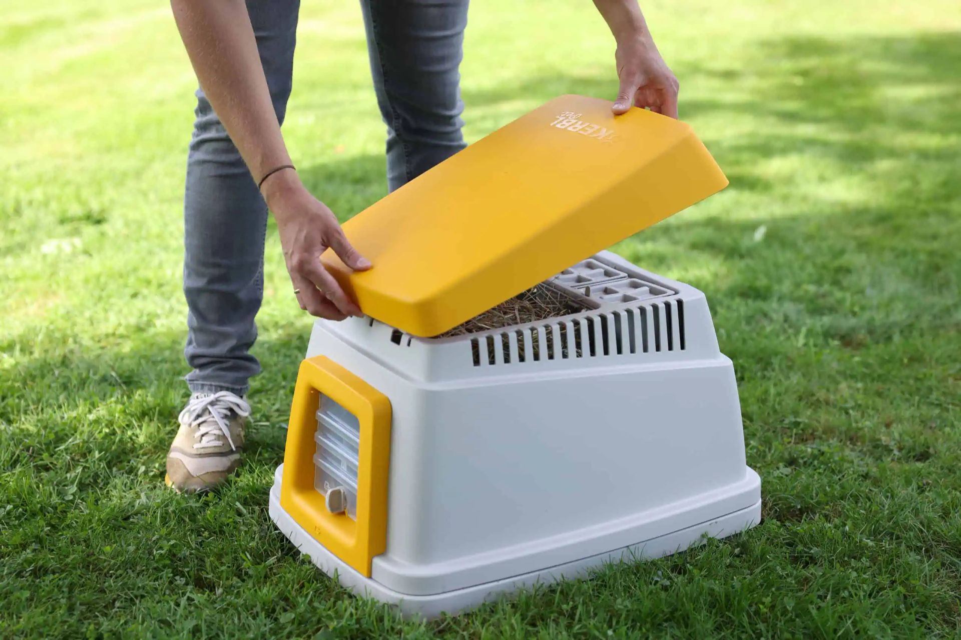 Kerbl Kaninchenbau Bunny Base Komplettset mit Trink- und Fressvorrichtung, im Einsatz
