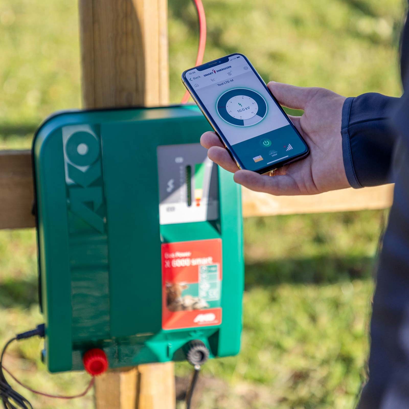 AKO Duo Power X6000 smart Weidezaungerät, 12V / 230V, 7,5 Joule, im Einsatz