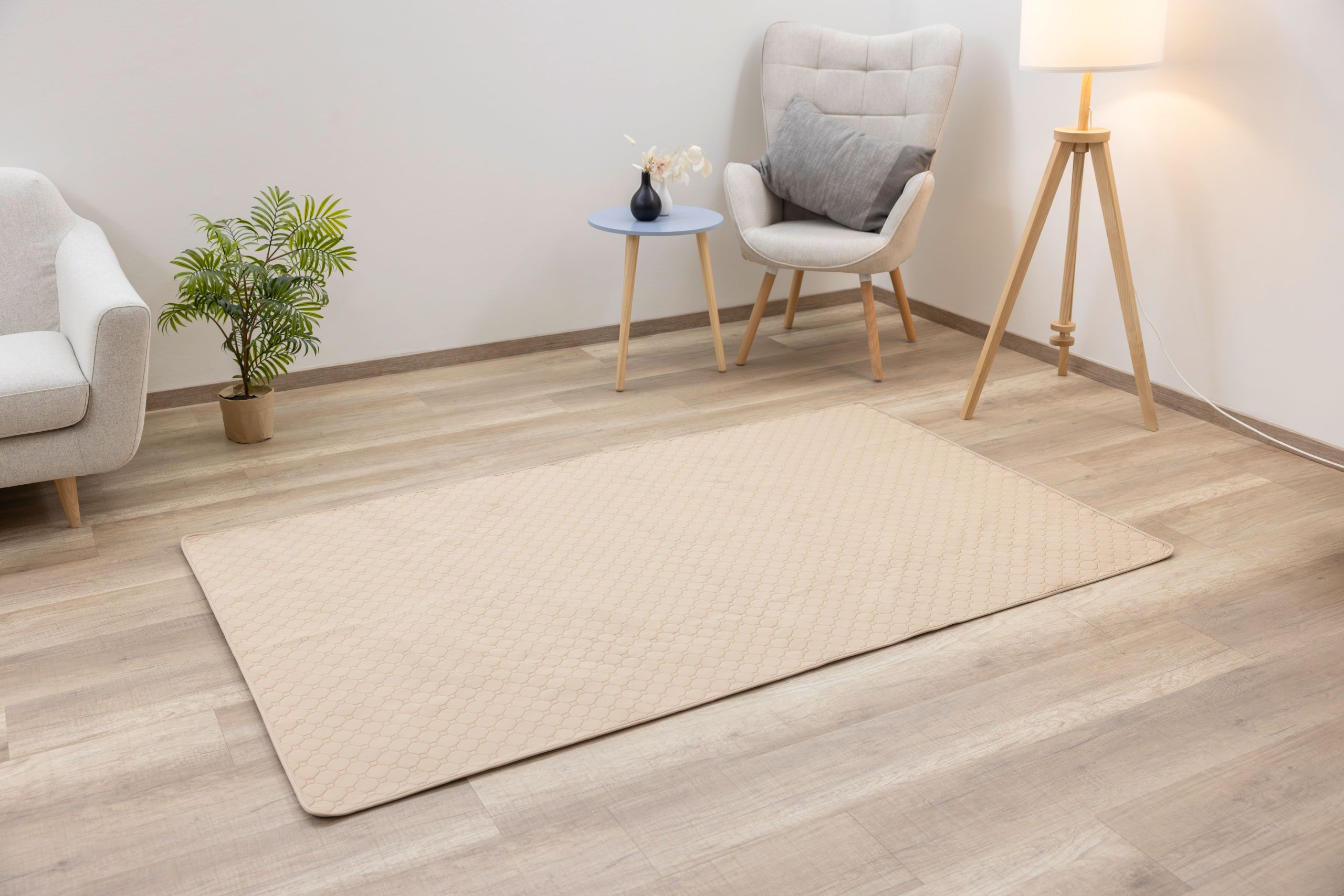 Tapis d'urine lavable Kerbl Pet, absorbant et antidérapant, en utilisation, en intérieur