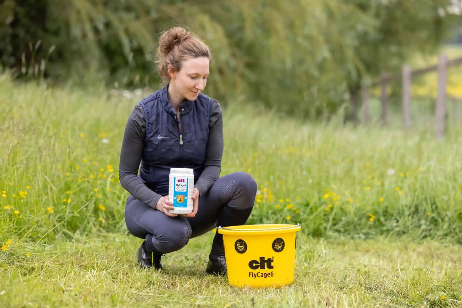 cit Trappola per mosche FlyCage6 per pascolo e giardino con esca, esempio di applicazione, in mano