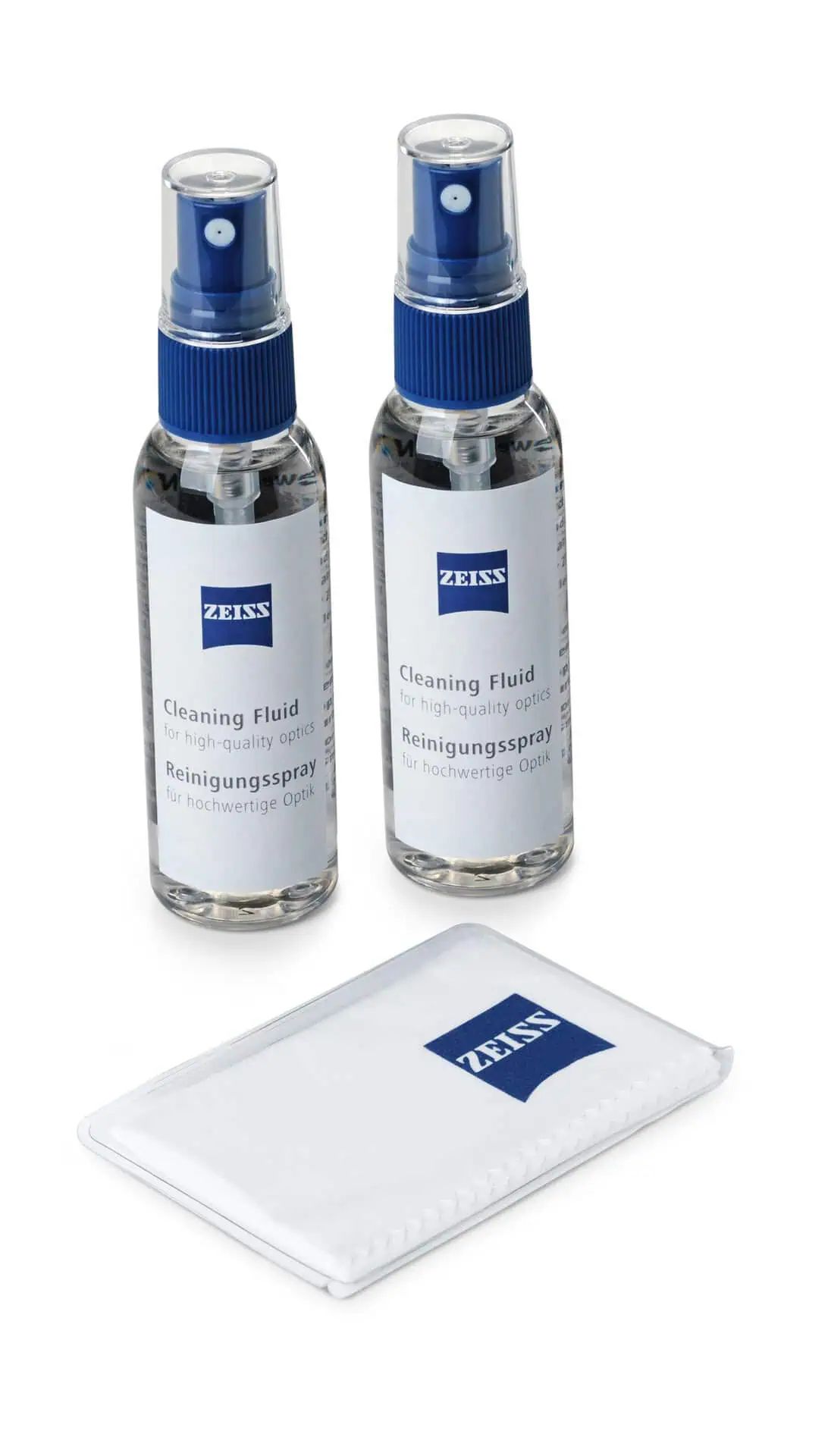 Két ZEISS feliratú tisztítóspray fehér tisztítókendő mellett