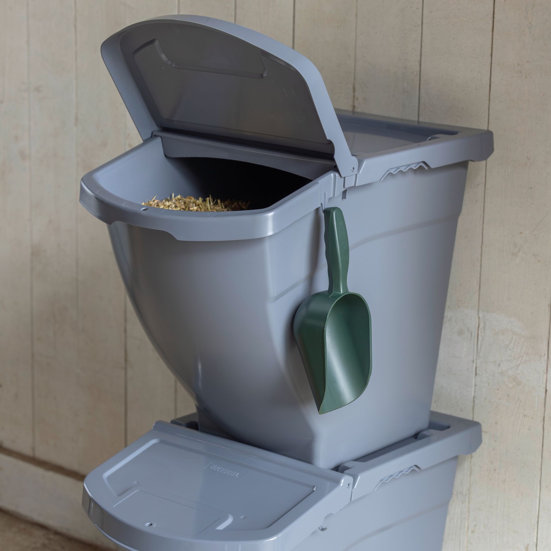 Kerbl Contenitore per mangimi impilabile, con coperchio antifurto, dettaglio