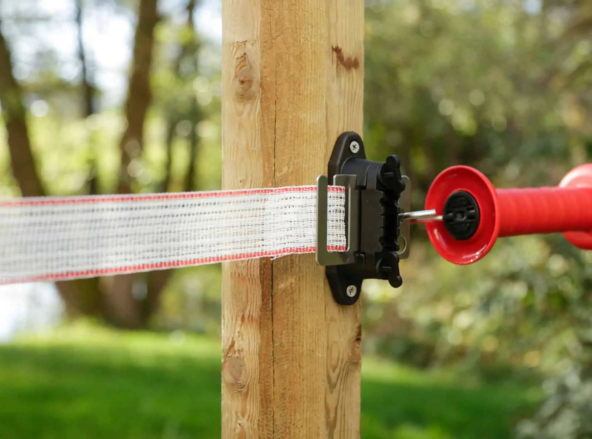 AKO Eckisolator, Streckenisolator Profi für 4cm-Band, 10 Stück, im Einsatz, Isolator