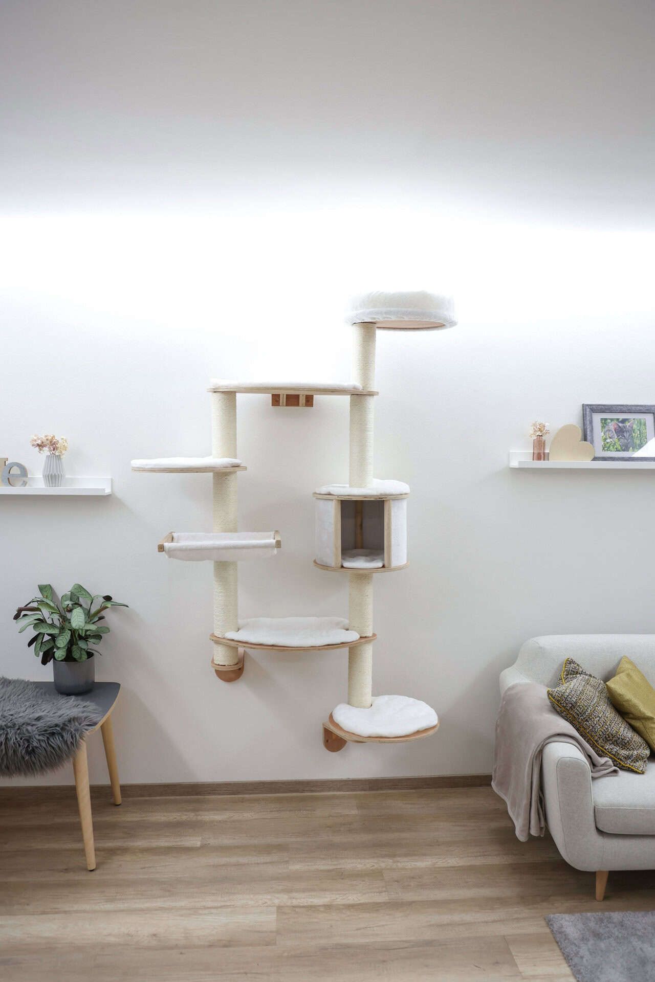 Kerbl Albero tiragraffi a parete Dolomit XL, bianco, in uso, in casa