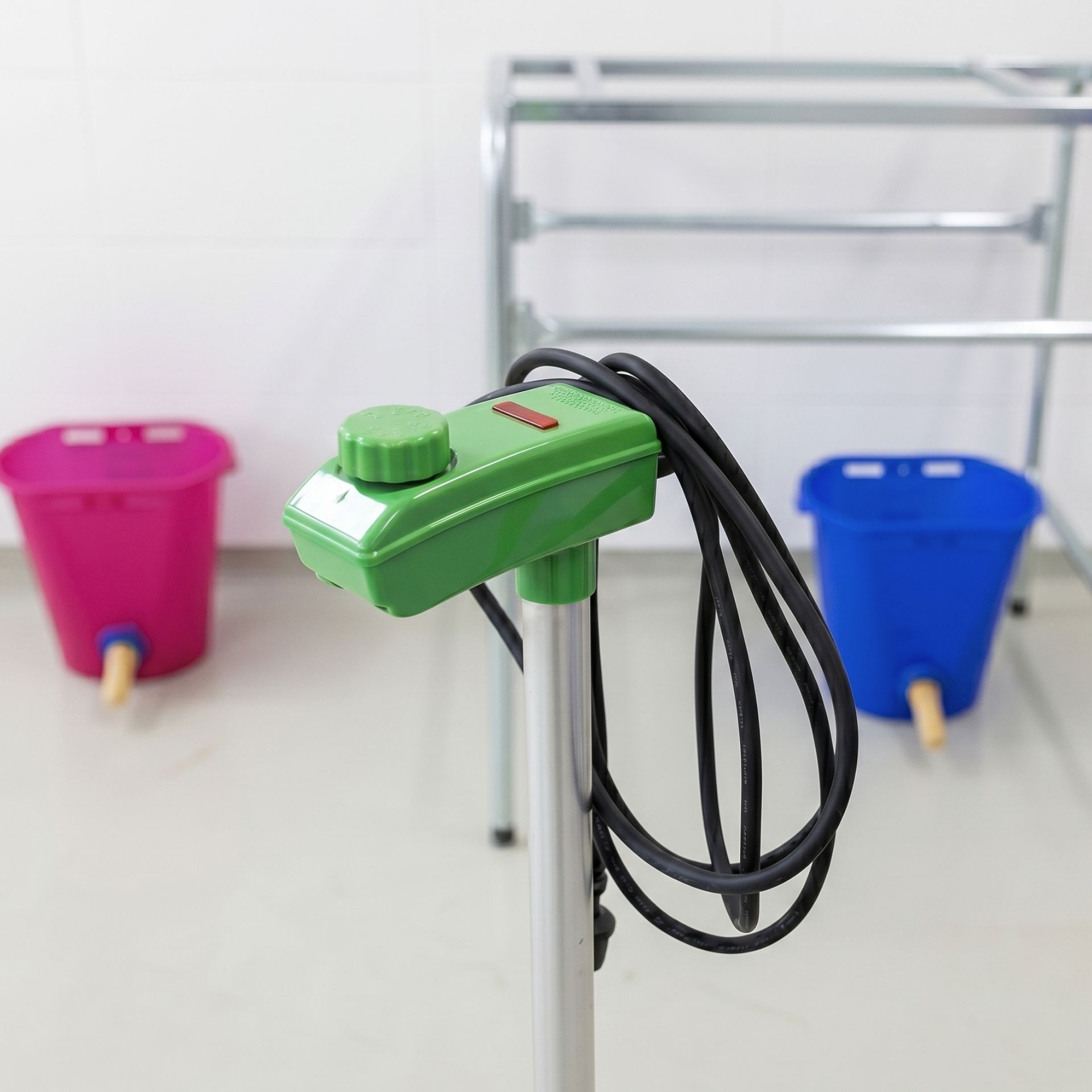 tragbares Vernebler, Garten-Sprayer, Plastikflasche, grüner Sprühkopf, Schlauchwicklung