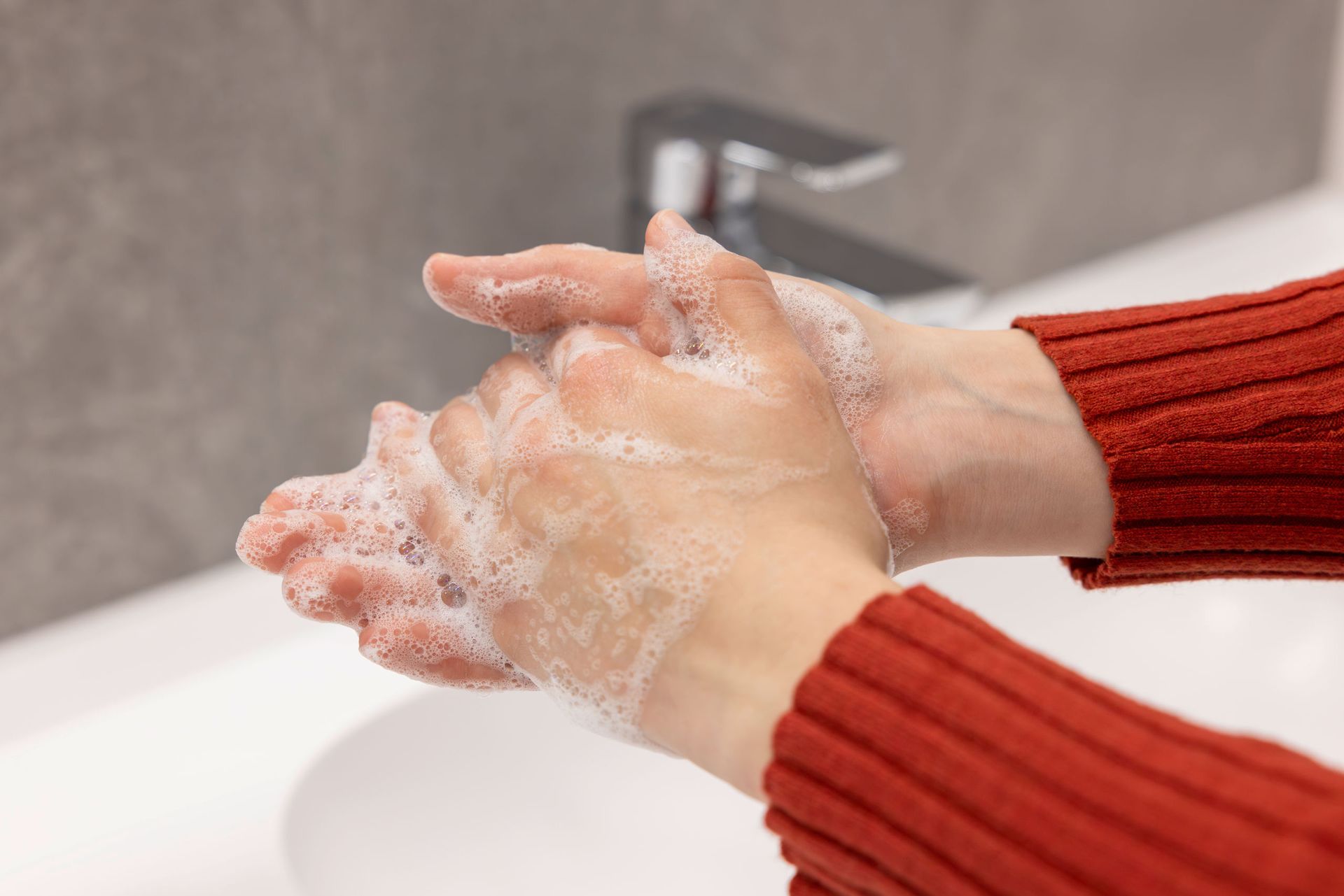 Kerbl AgriClean Detergente lavamani Soft per officina e casa, in uso, in mano