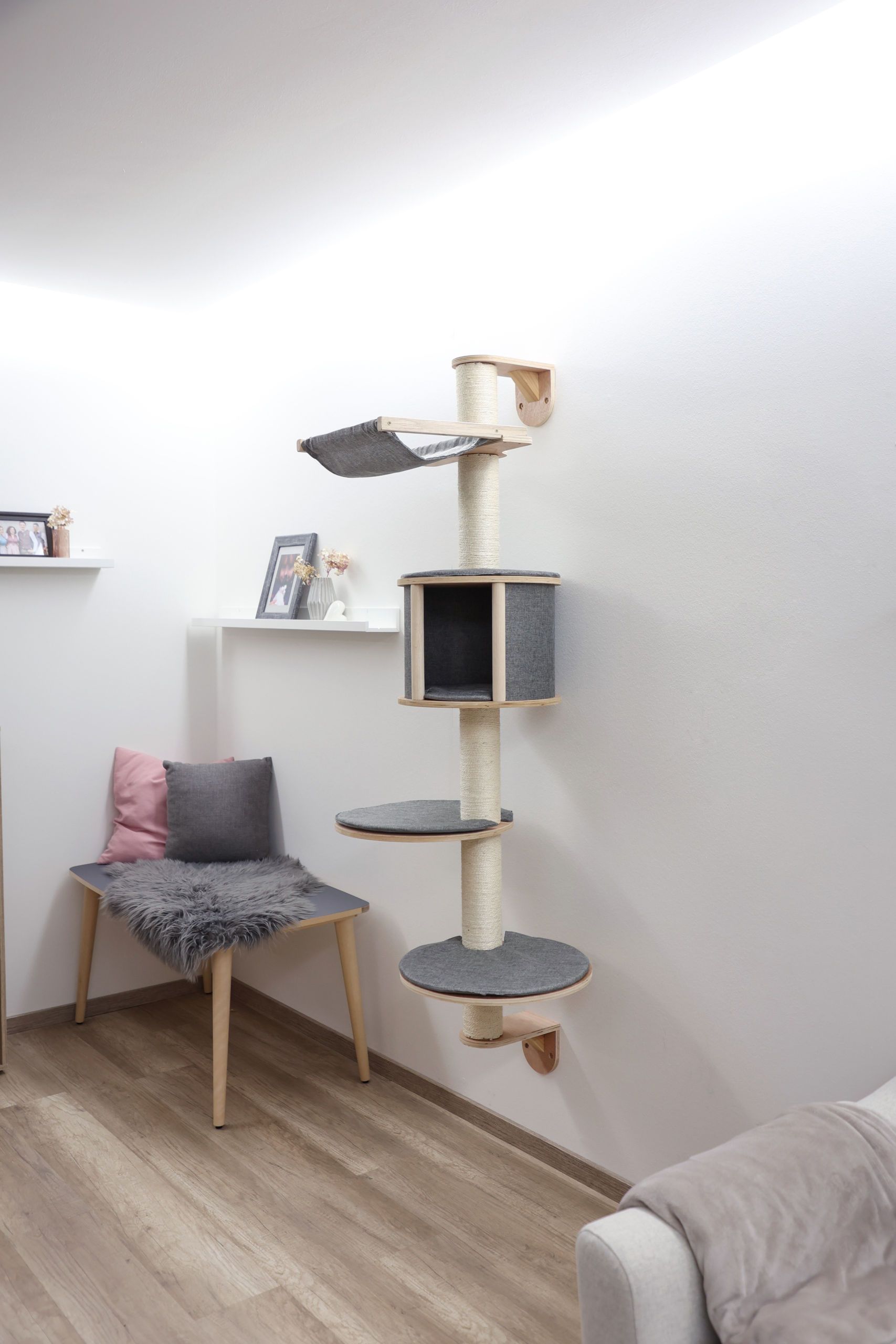 Kerbl Arbre à chat mural Dolomit Tofana, 168 cm, gris, en utilisation, en intérieur