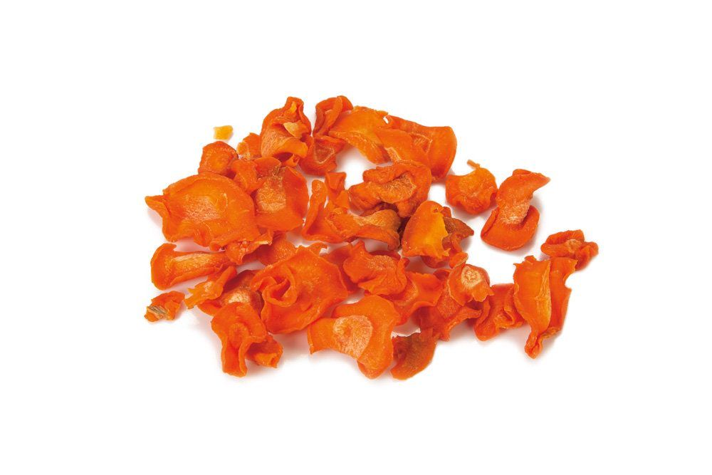 Beeztees Carrot Chips, dried carrot pieces in detail
