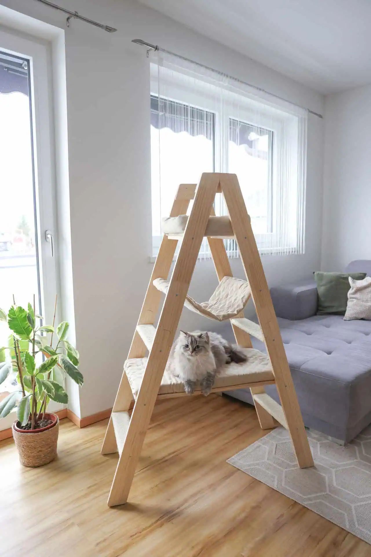Kerbl Ladder kaparófa masszív fából, 3 fekvőfelülettel, 134 cm magas, használat közben, lakótérben