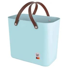 Hellblaue Kunststofftasche mit zwei braunen Henkeln