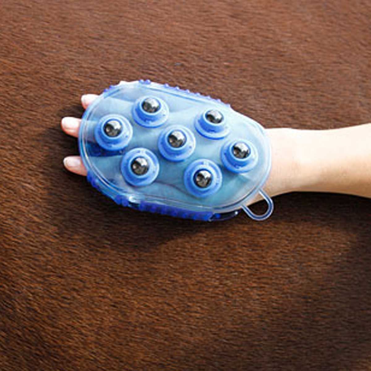 Étrille de massage magnétique Kerbl pour chevaux, souple, en utilisation, dans la main