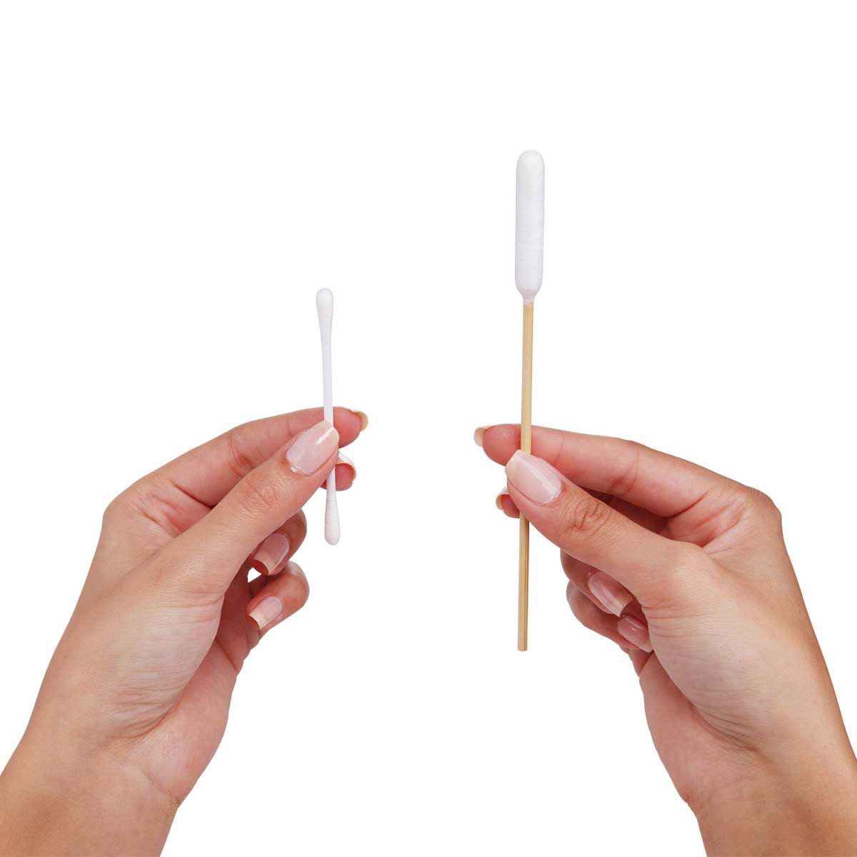 Kerbl Bețișoare din Bumbac Bamboo Stick Curățare Urechi Câini, 30 buc S/M, în utilizare, în mână