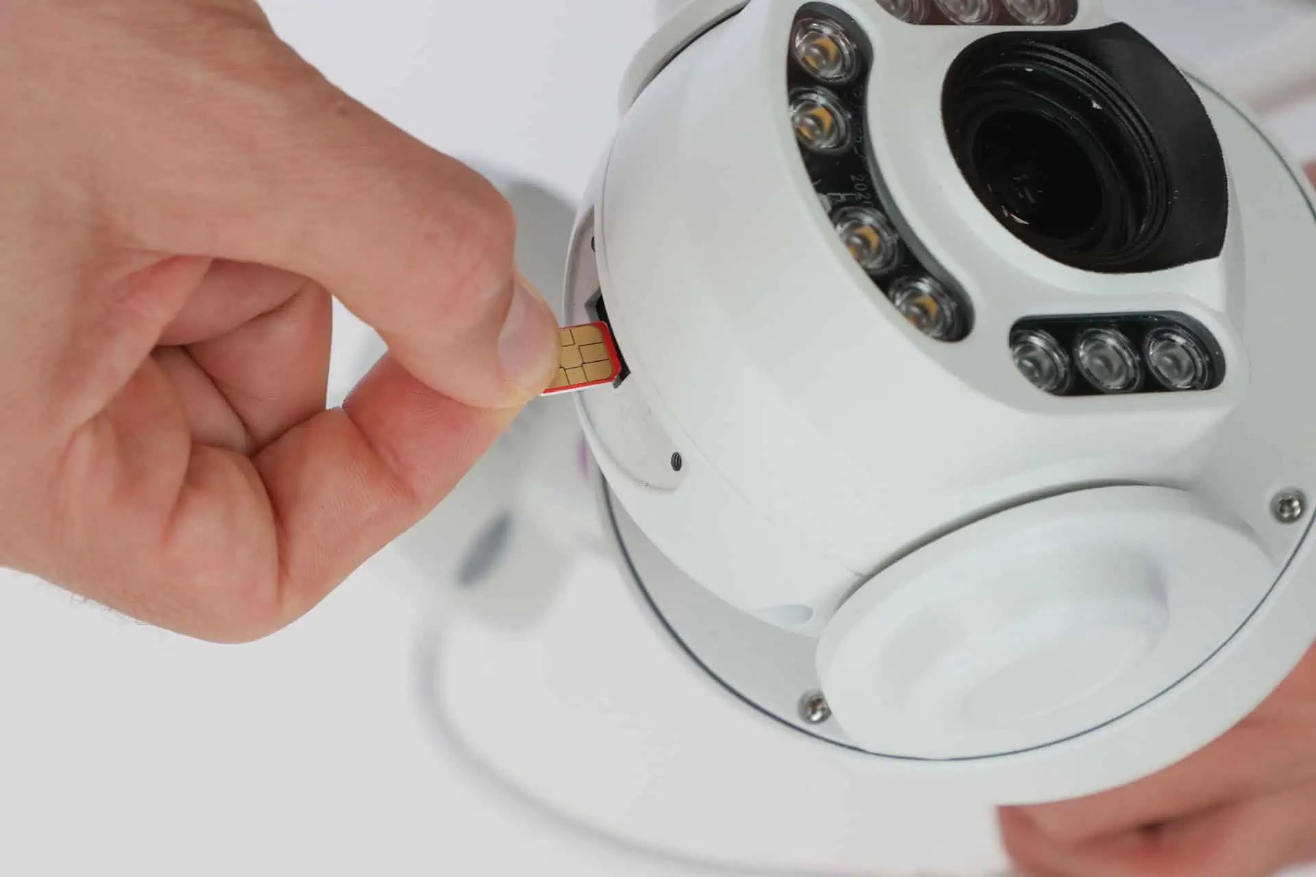 Kerbl Überwachungskamera IPCam 360 SIM-FHD mit Zoom, Detailansicht, in der Hand