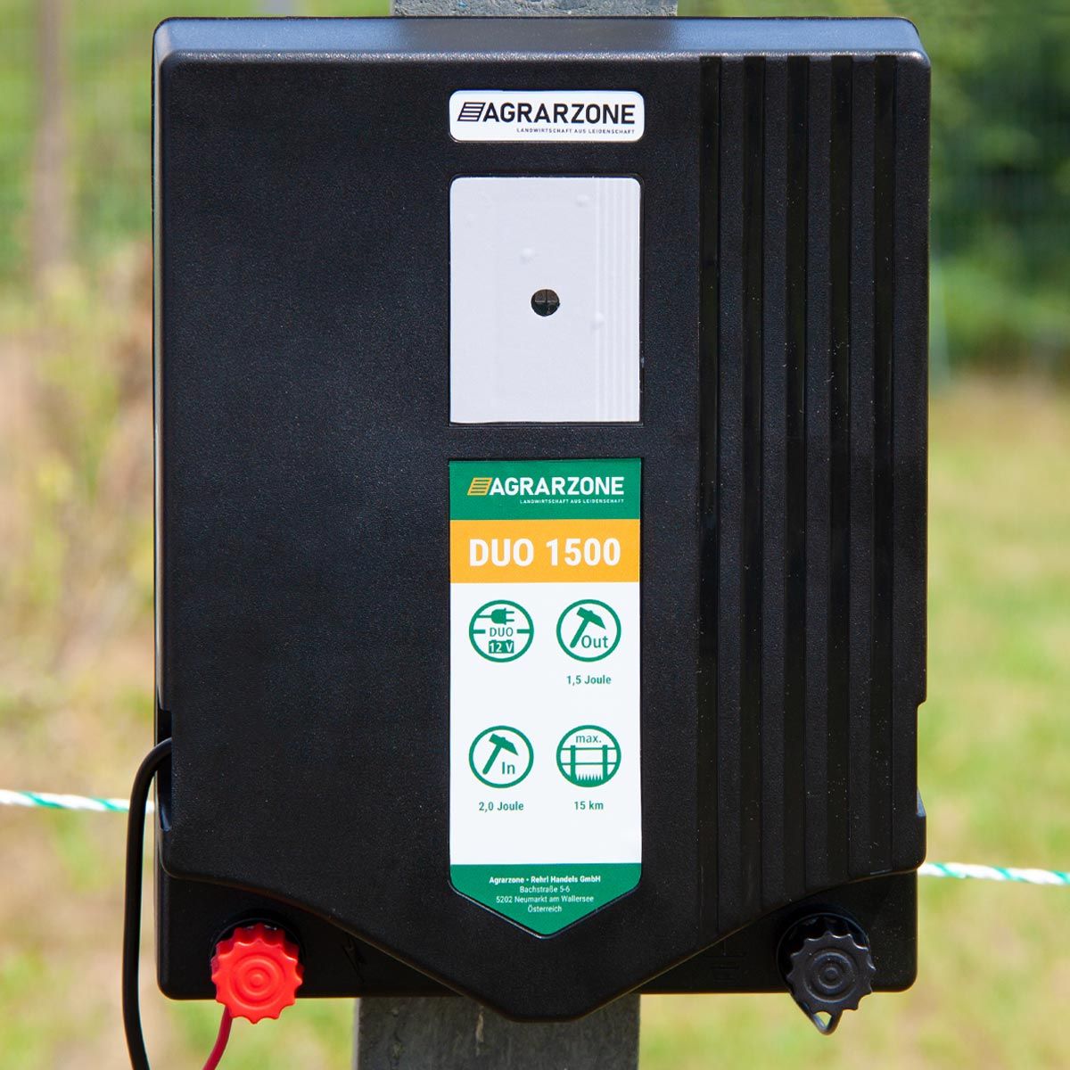 Agrarzone DUO 1500 villanypásztor készülék, 12V / 230V, 2 Joule, használat közben
