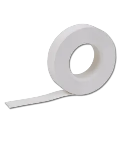 Rolle weisses Klebeband mit abgerolltem Bandende