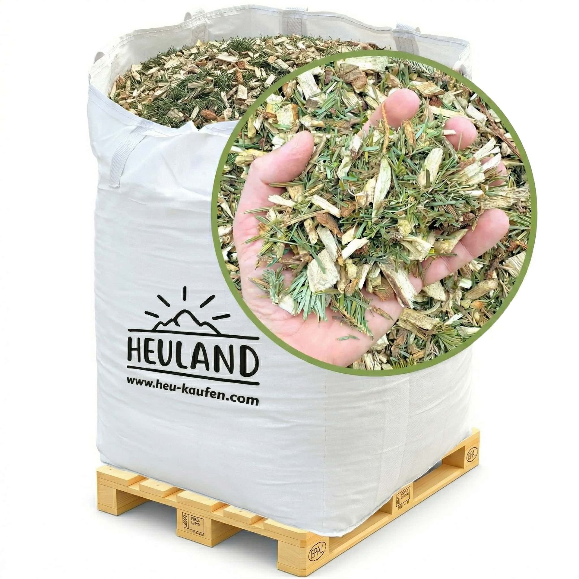 Big bag bianco di fieno su pallet di legno, accanto un primo piano di fieno in mano