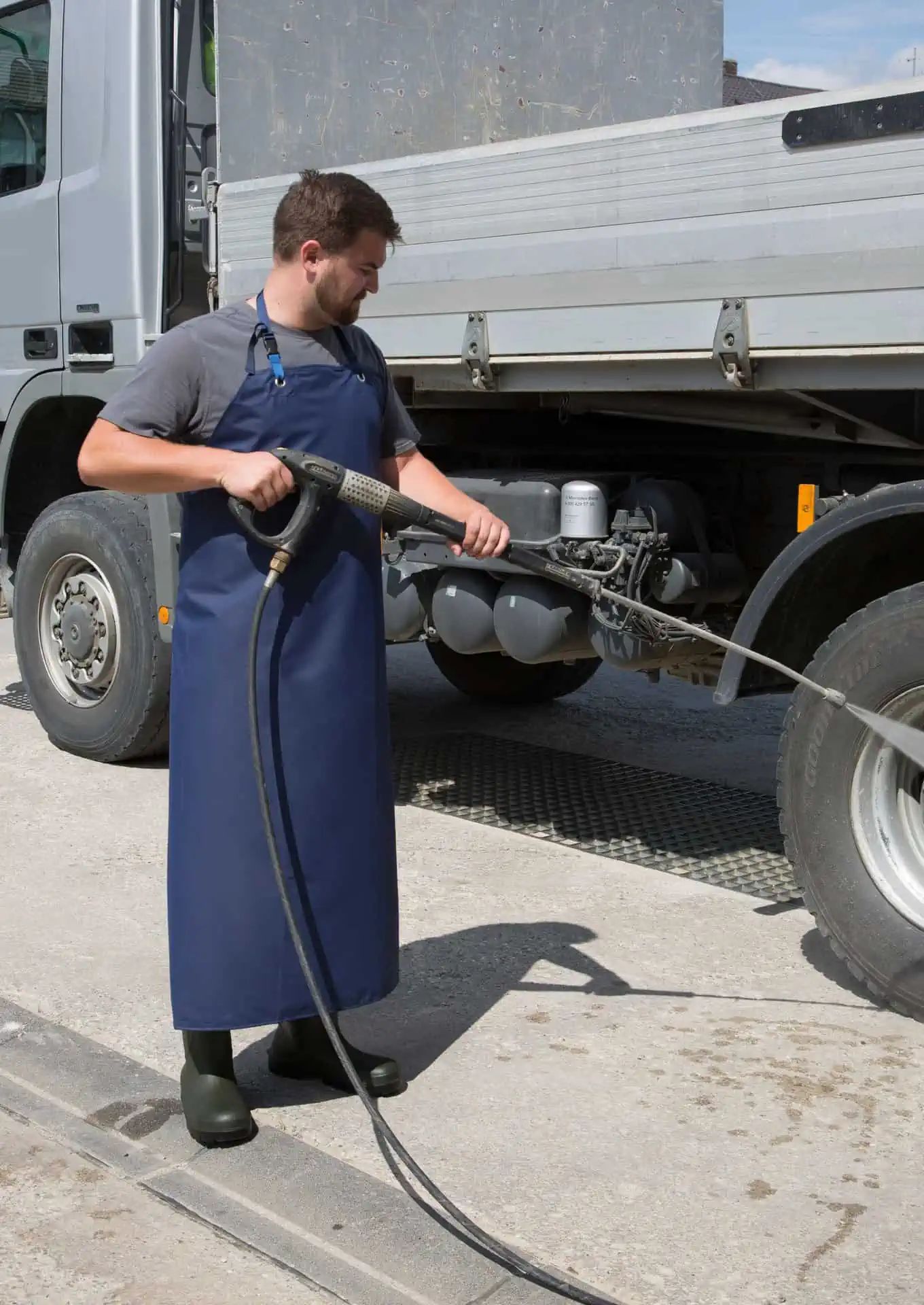Kerbl Șorț de muls și spălat PU albastru, impermeabil și rezistent, în utilizare