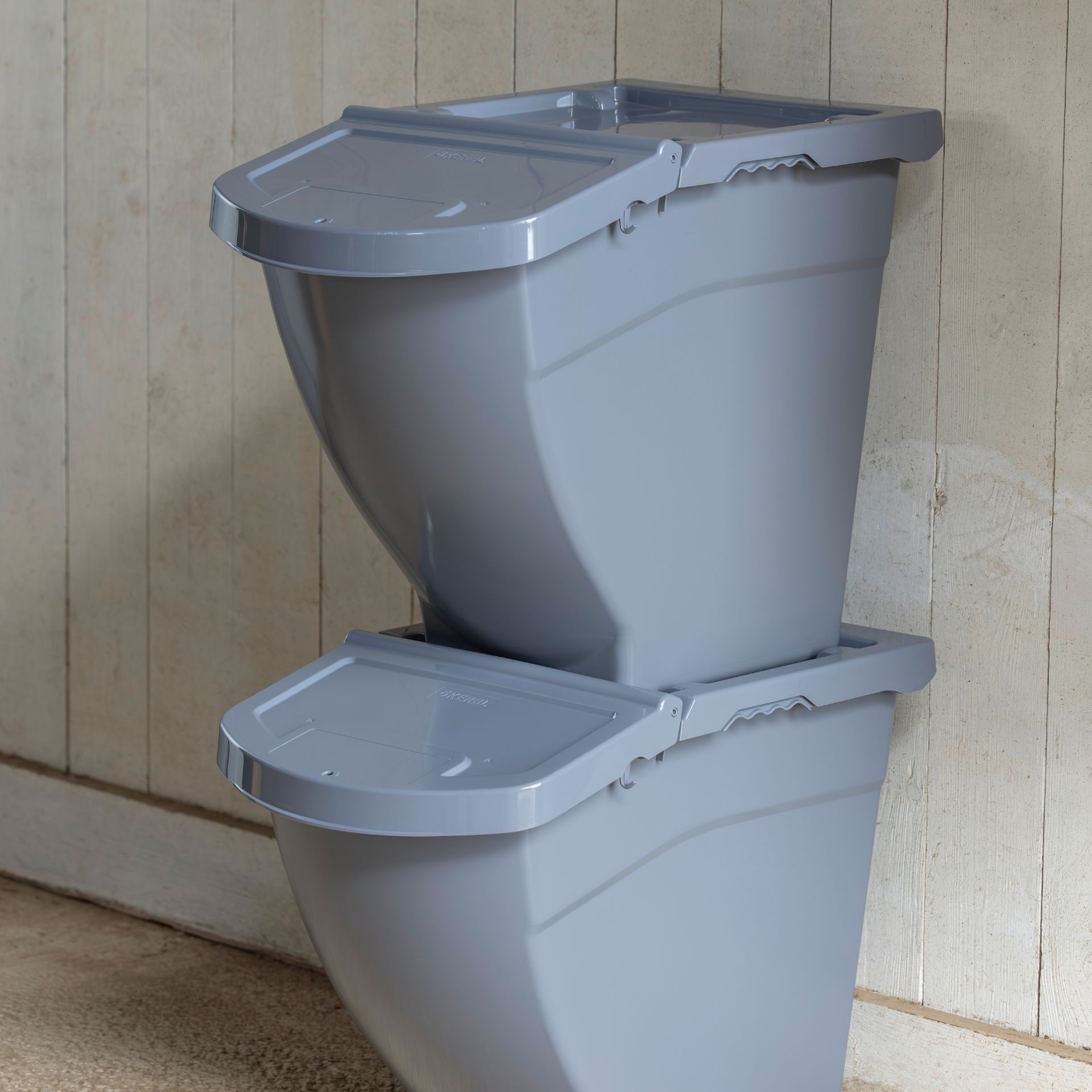 Kerbl Contenitore per mangimi impilabile, con coperchio antifurto, vista laterale