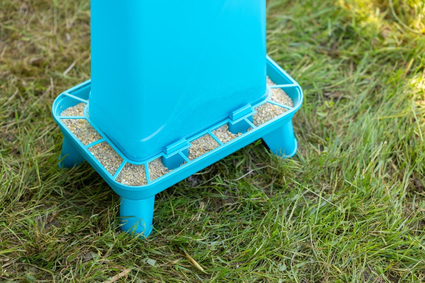 Mangeoire pour volaille Kerbl sur pieds, grille anti-gaspillage, plastique, détail, au pré