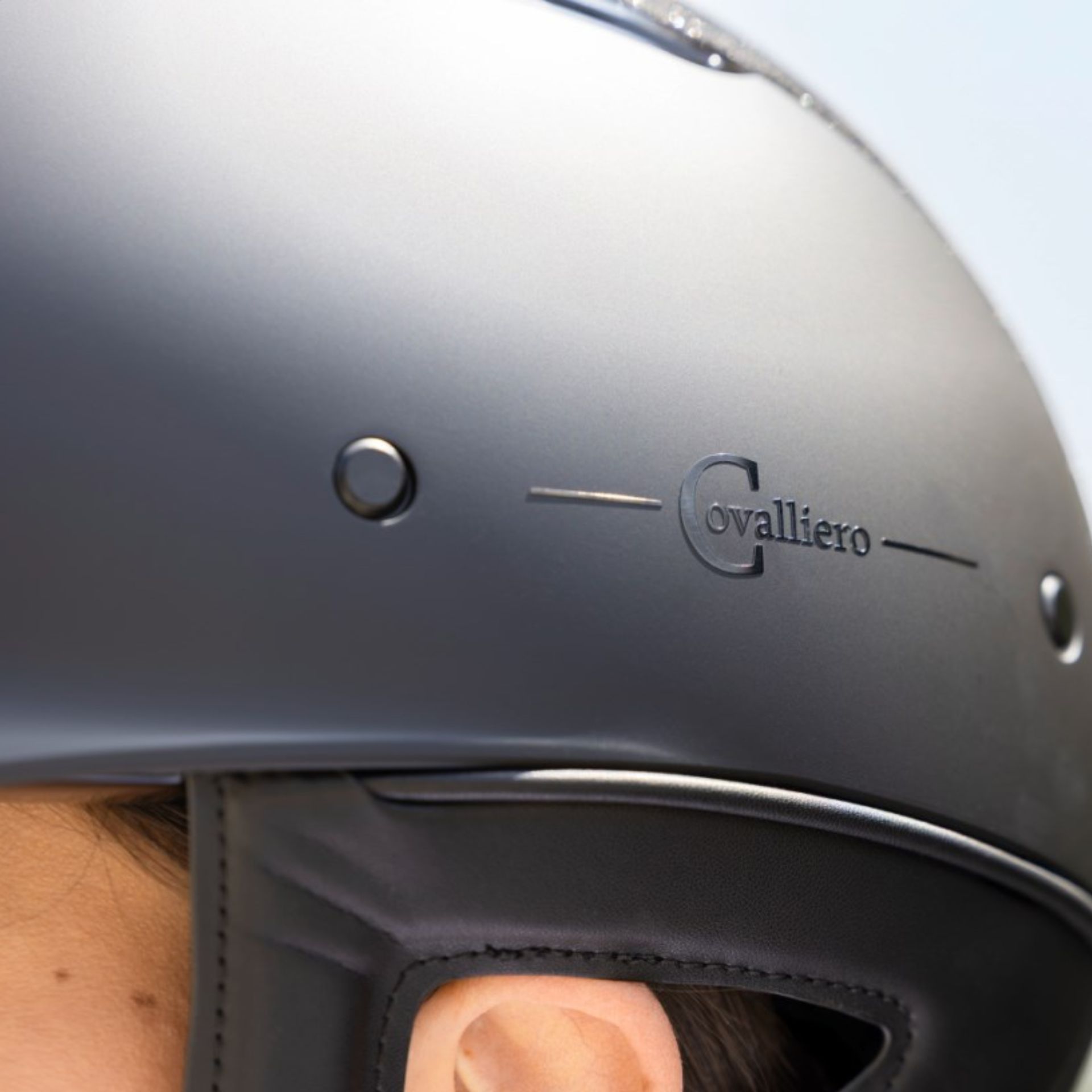 Casque d'équitation Covalliero Eclipse, détail, logo