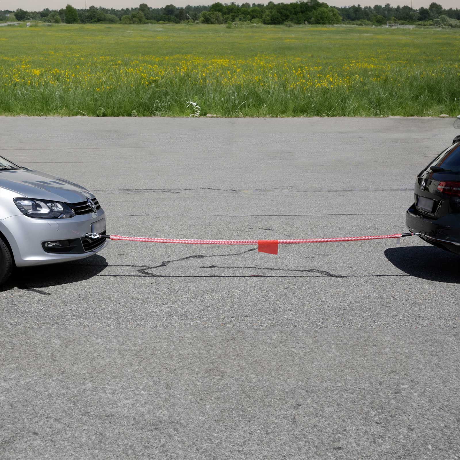 Kerbl Abschleppseil elastisch 4 m, 3,5 t, Karabinerhaken & Fahne, im Einsatz