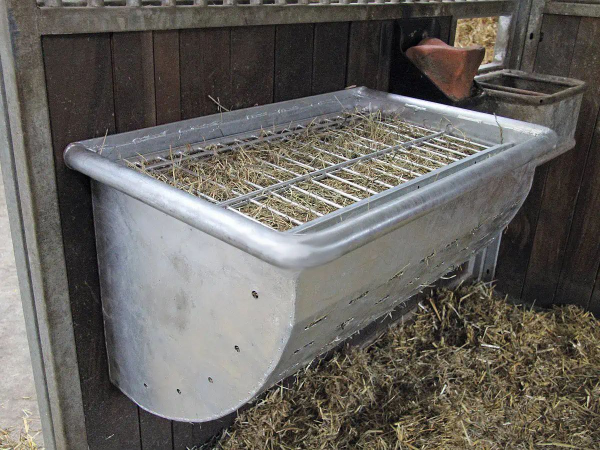 Growi Futterraufe Pferd verzinkt, langsame Heuaufnahme, im Einsatz, im Stall