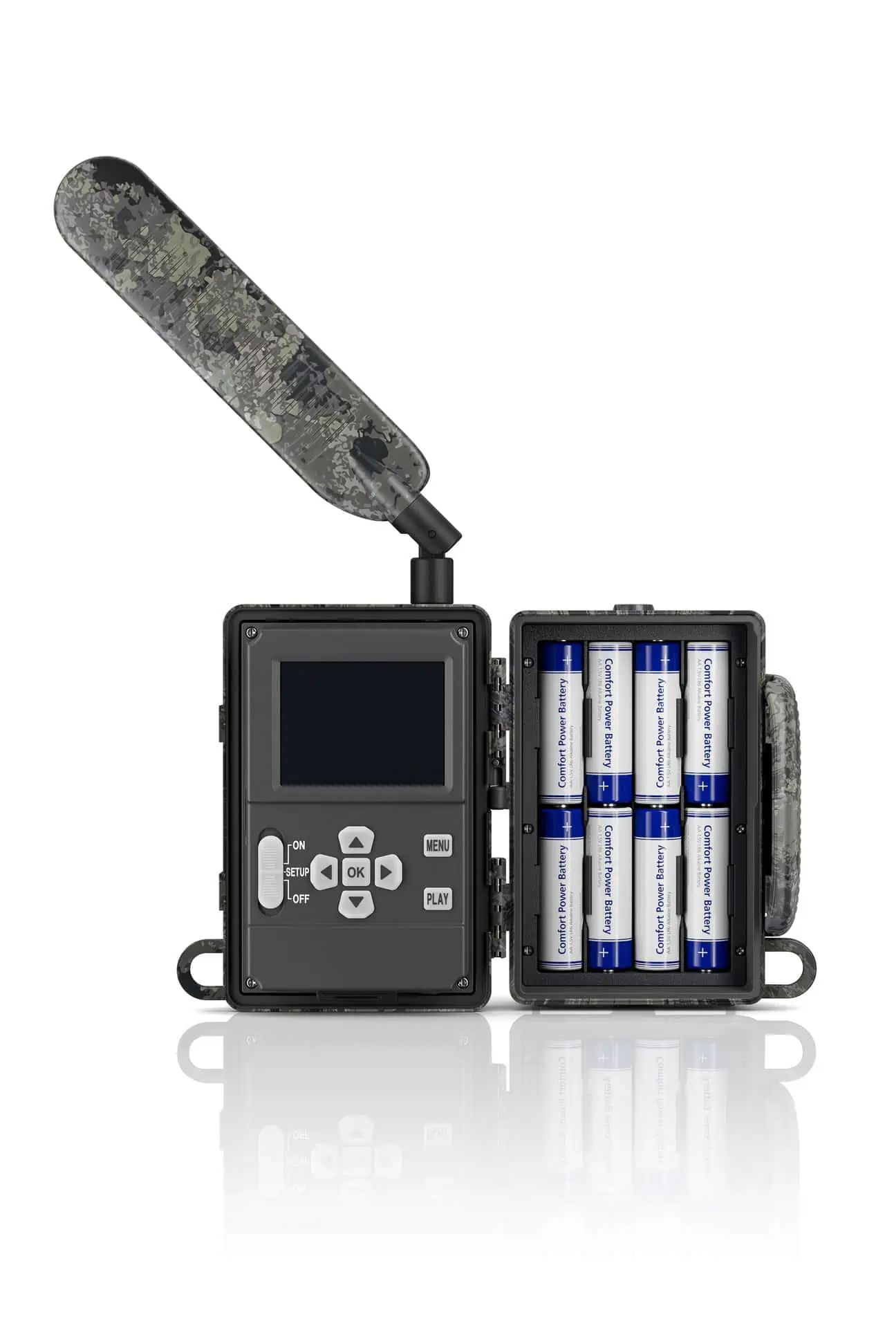 Wildkamera mit Display, Bedientasten und geöffnetem Batteriefach mit acht Batterien, Antenne in Tarnmuster
