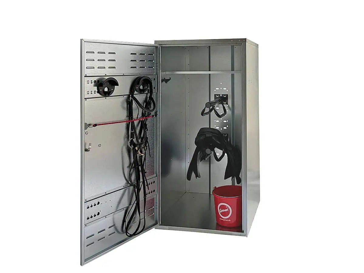 Growi Sattelschrank Englisch, robustes Metall mit Sattel- & Trensenhaltern, im Einsatz