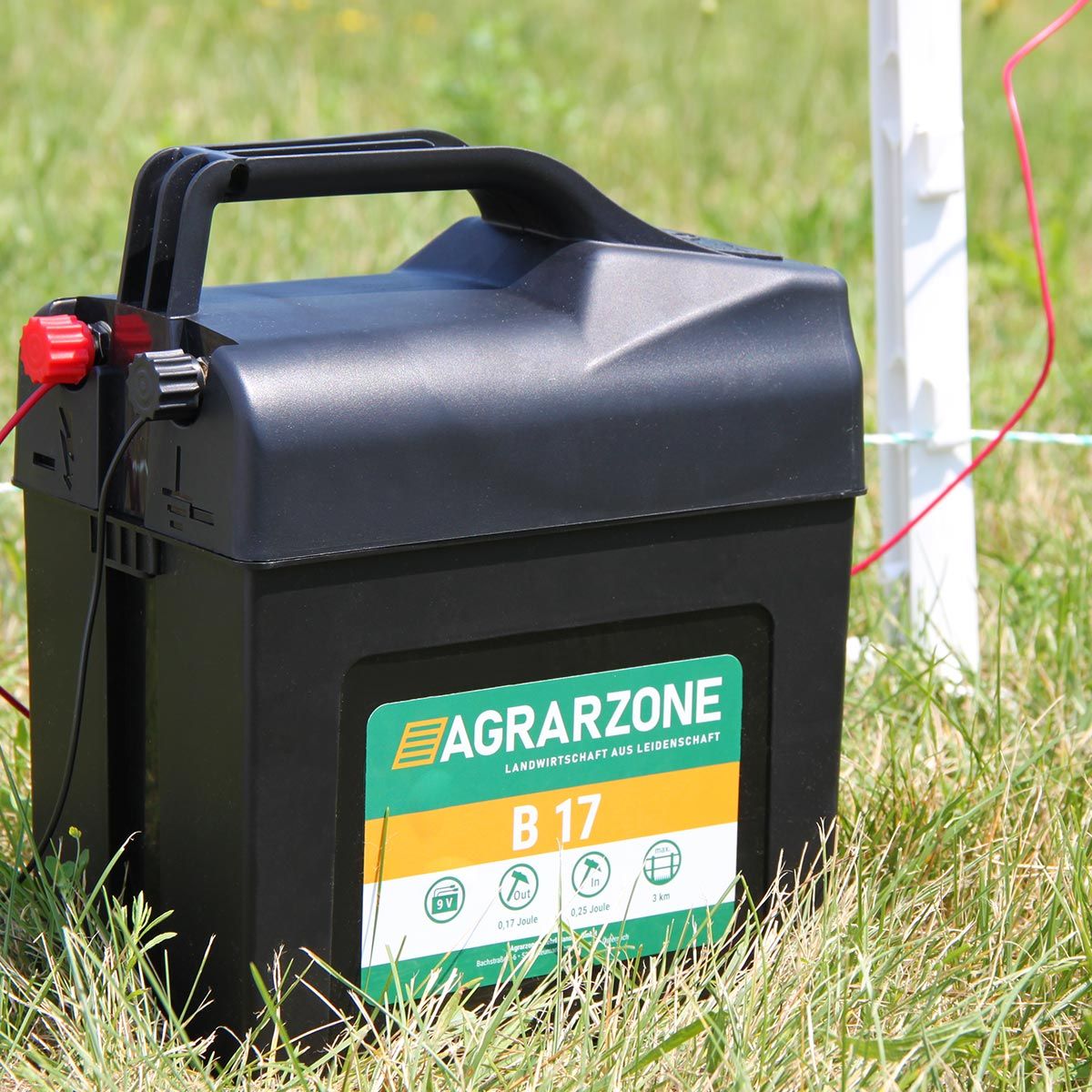 Agrarzone B 17 villanypásztor készülék, 9V, 0,25 Joule, használat közben, a legelőn