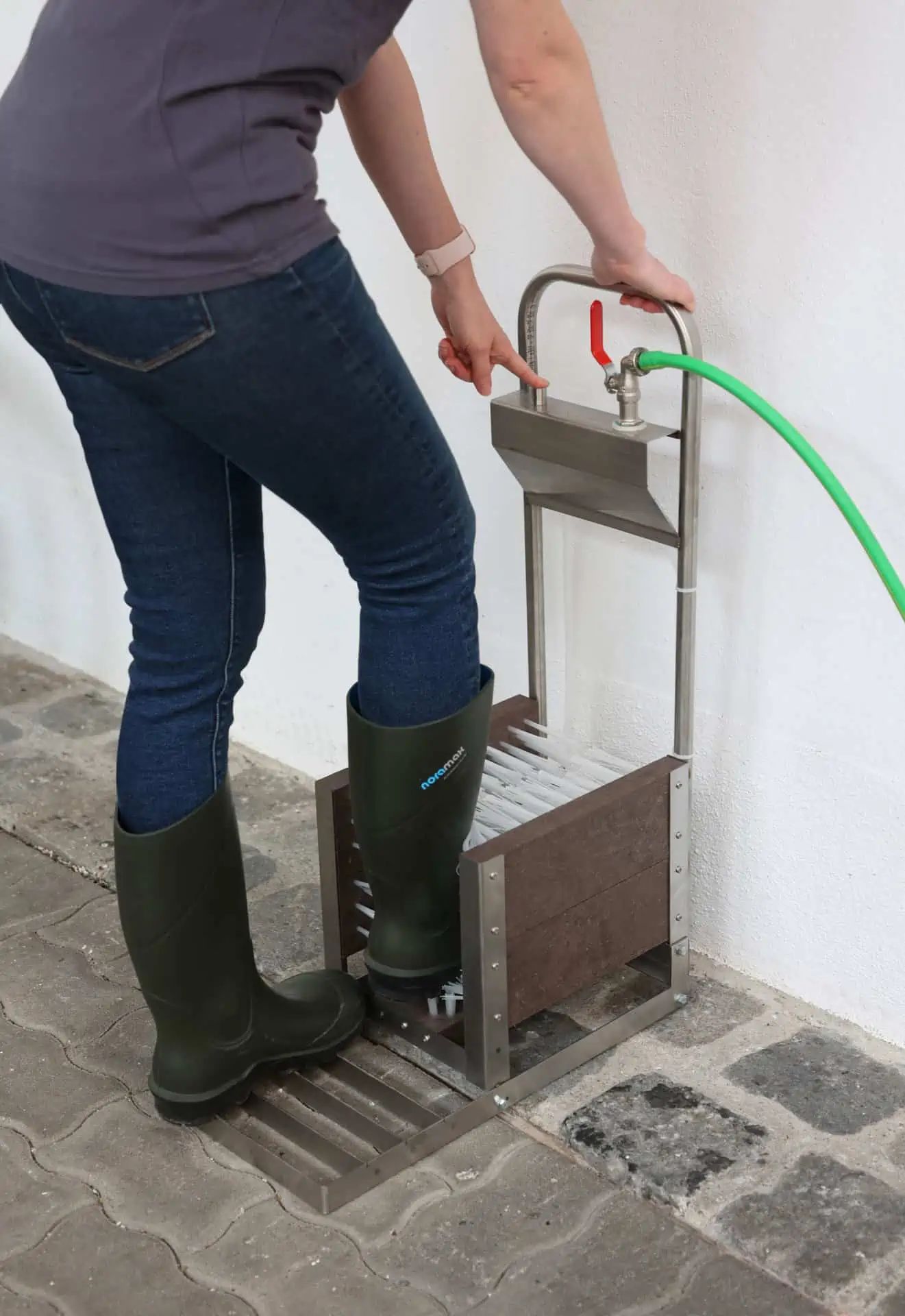 Kerbl Stiefelreiniger Edelstahl mit Wasseranschluss, zum Aufstellen, im Einsatz