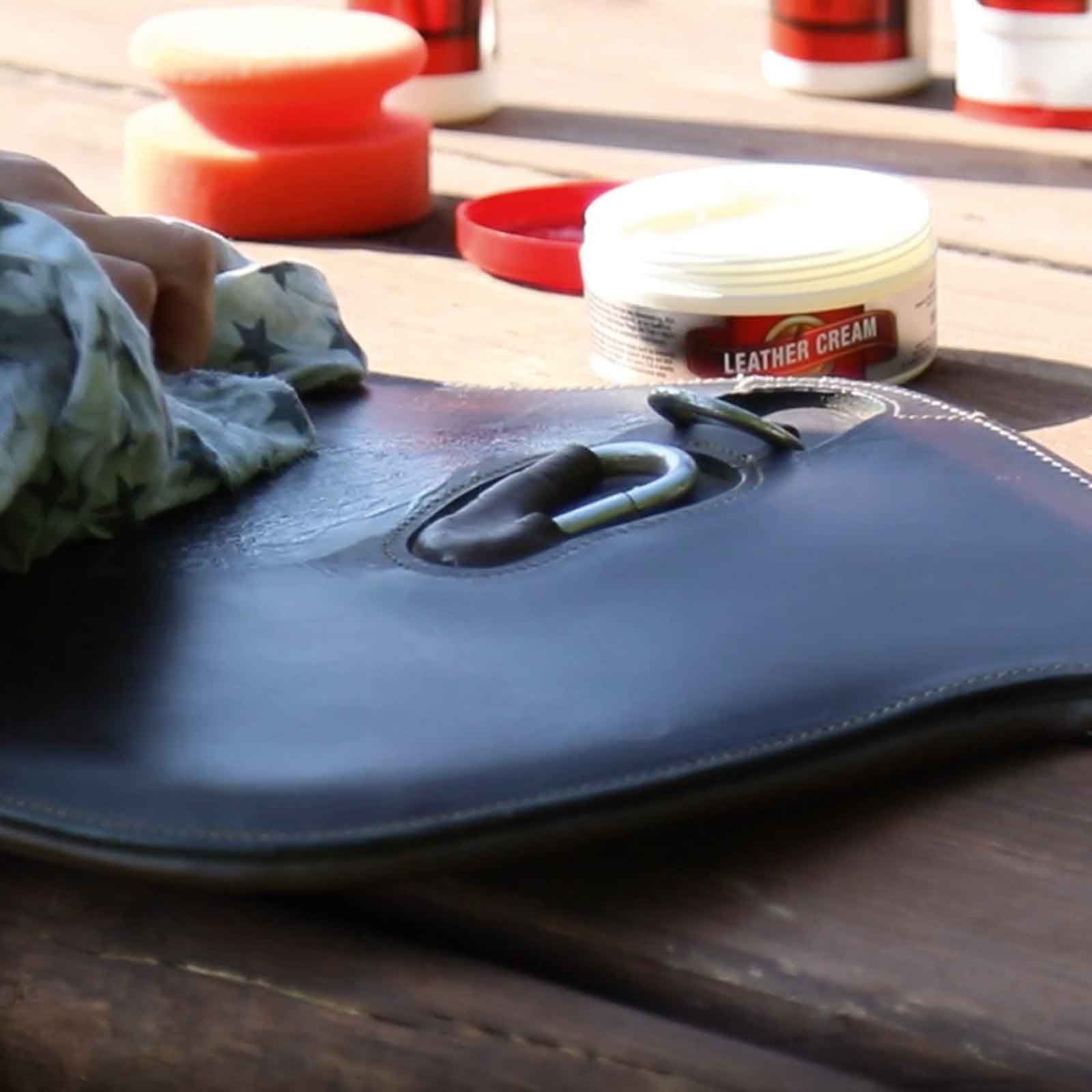 leovet cremă pentru piele, îngrijire bogată pentru șei și frâie, 200 ml, în utilizare, material