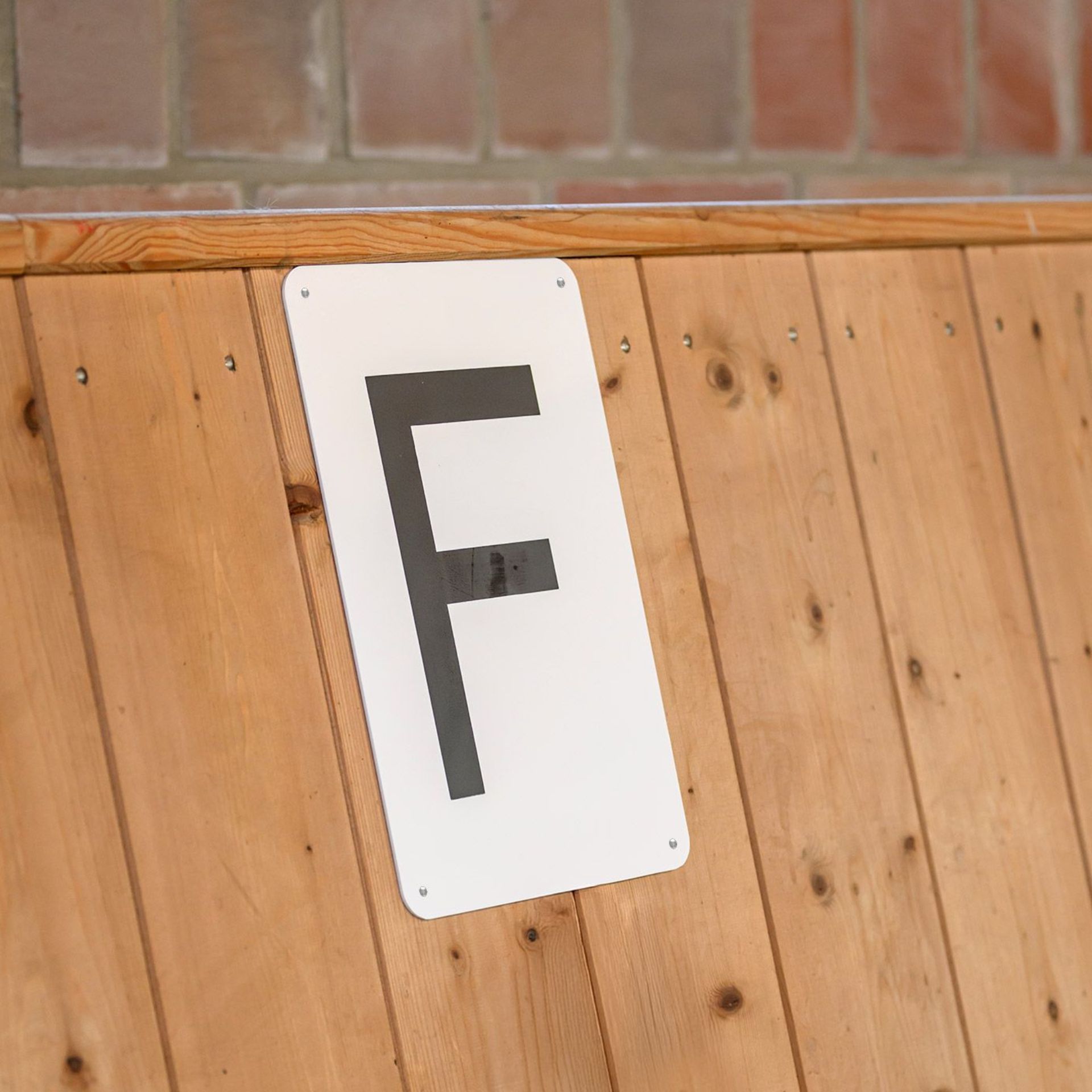 letter sign, F sign, plaque, white board, wall decor